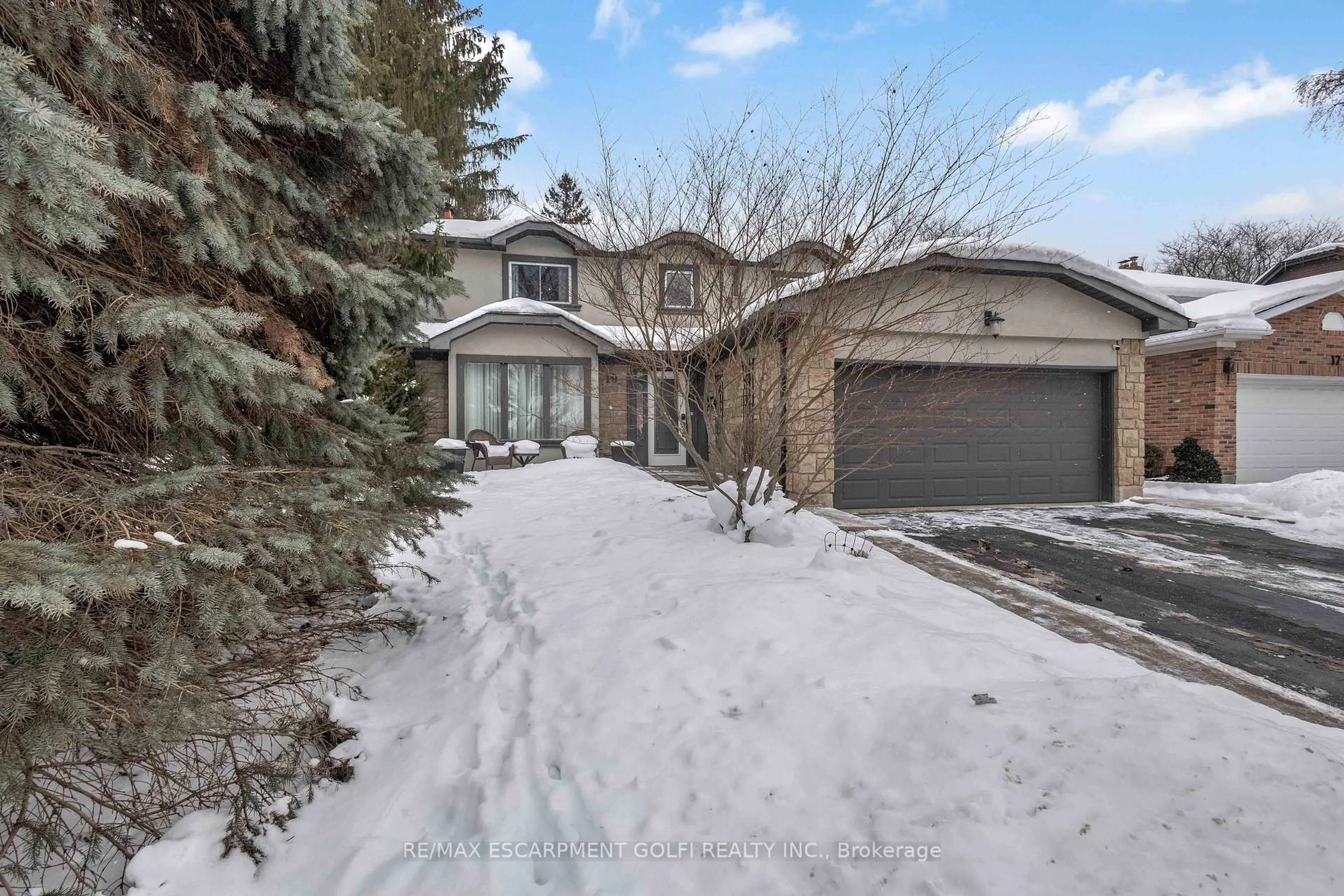 A pic from outside/outdoor area/front of a property/back of a property/a pic from drone, street for 19 FIELDGATE St, Hamilton Ontario L9H 6N3