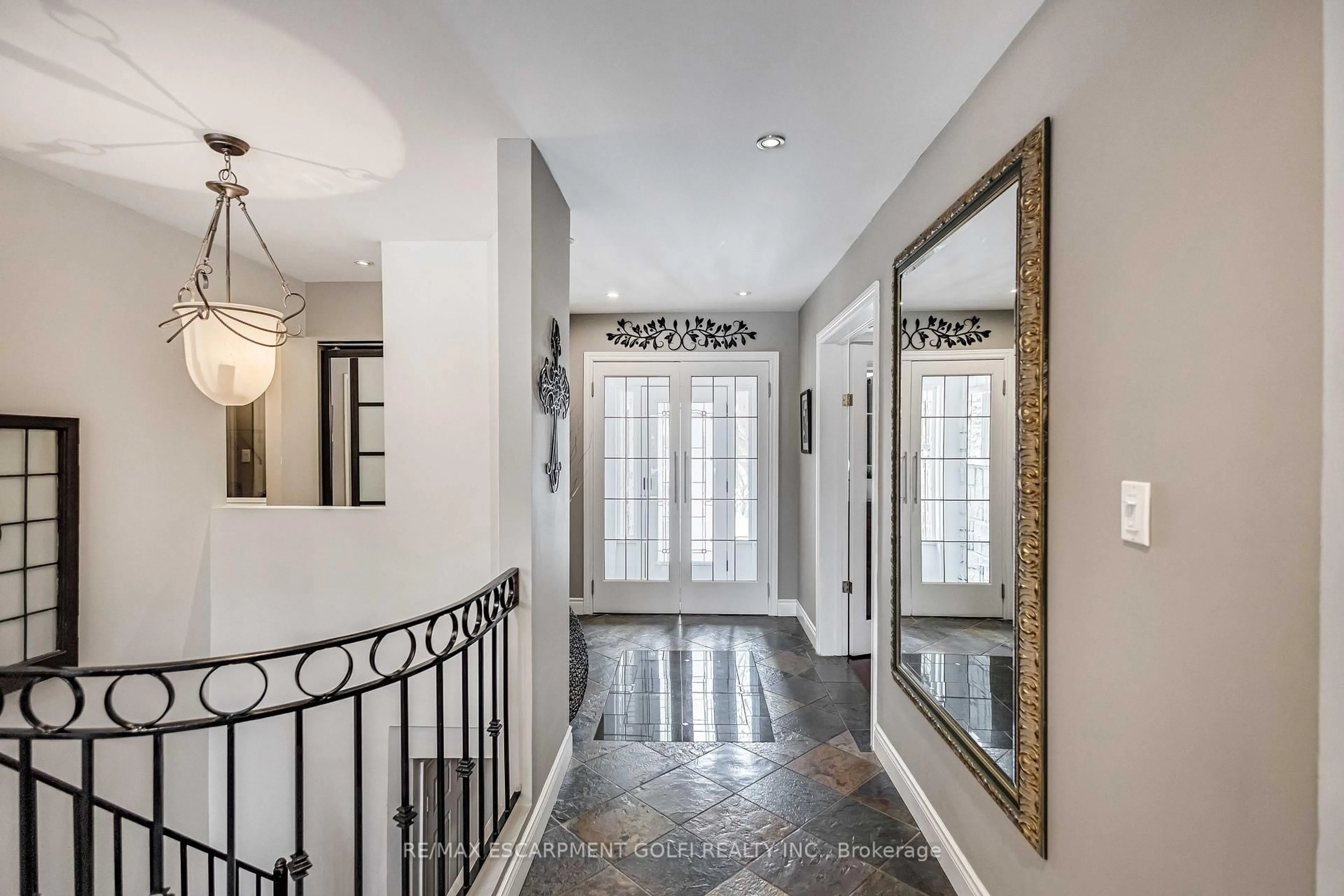 Indoor entryway for 19 FIELDGATE St, Hamilton Ontario L9H 6N3