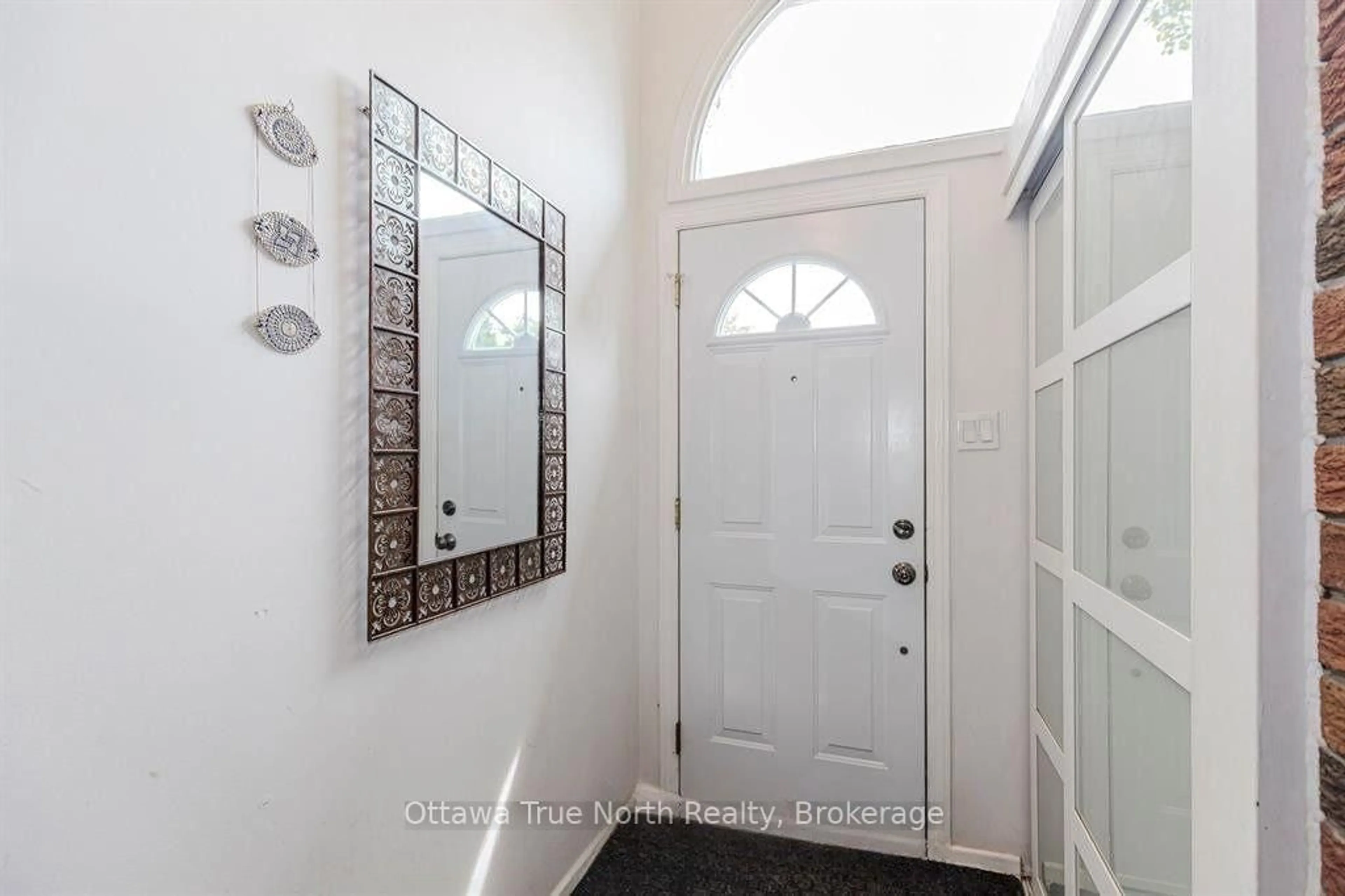 Indoor entryway for 31 Ashgrove Cres, Ottawa Ontario K2G 0S1