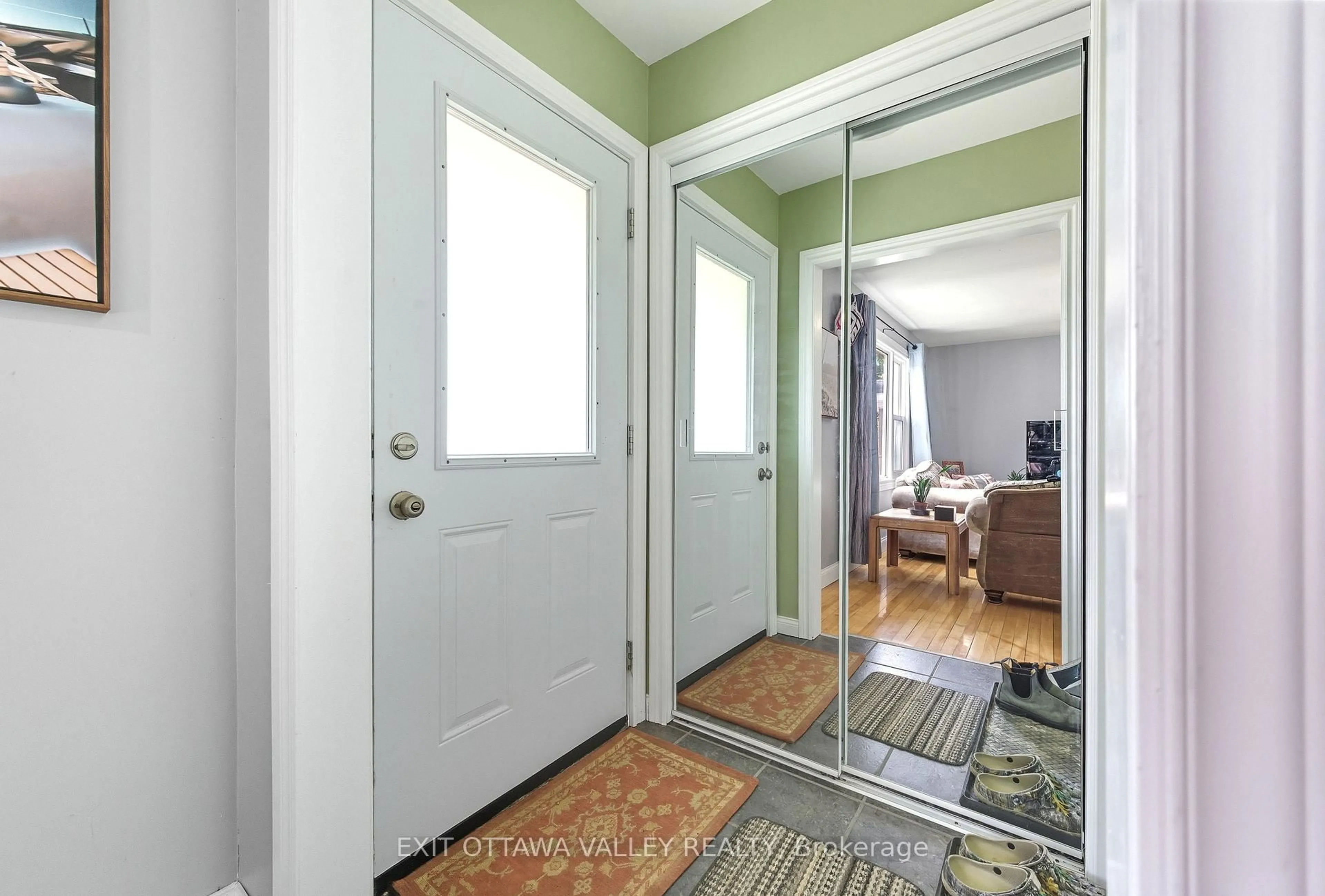 Indoor entryway for 6 Faraday Cres, Deep River Ontario K0J 1P0