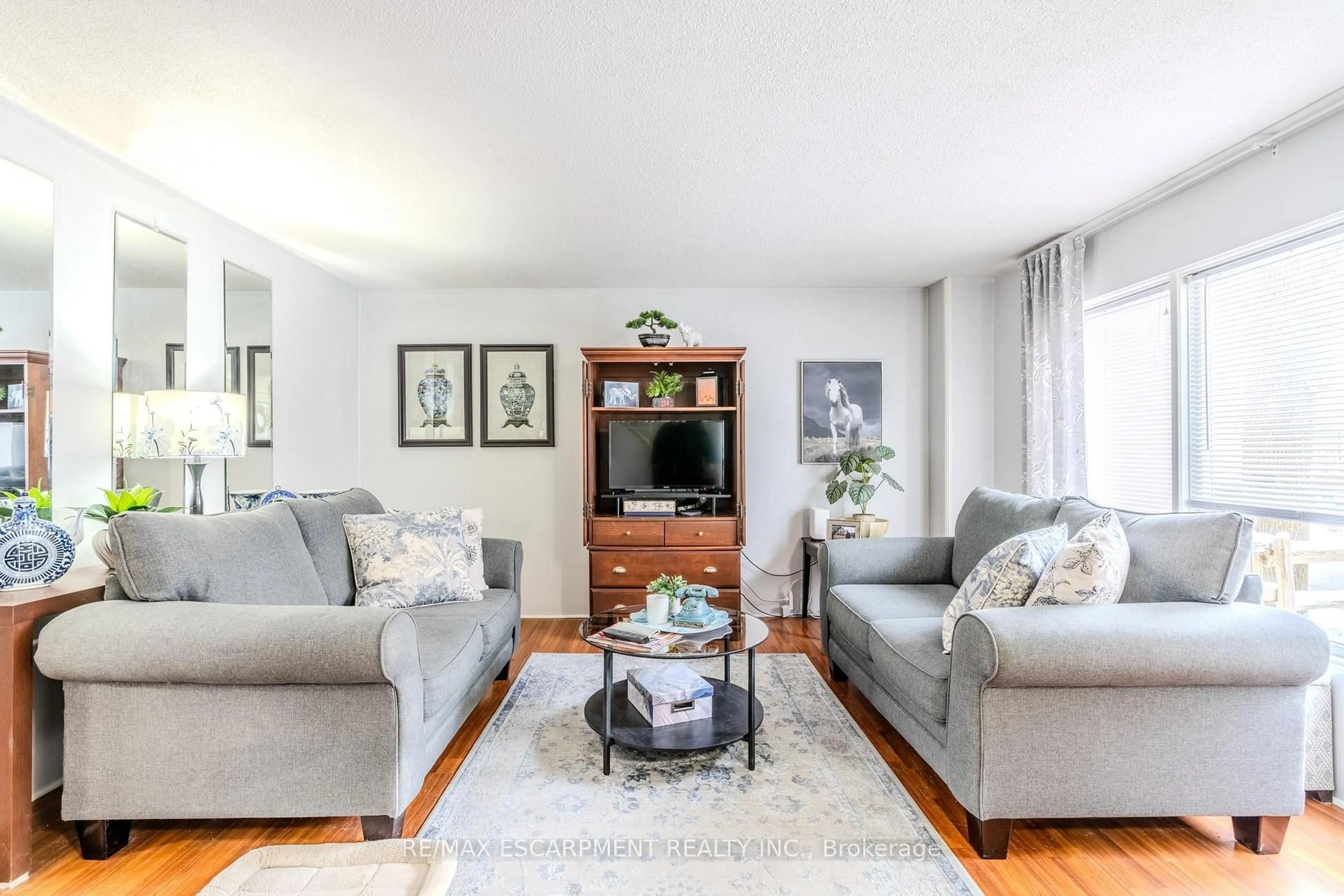 Living room with furniture, unknown for 523 Parkview Cres #9, Cambridge Ontario N3H 4Z9