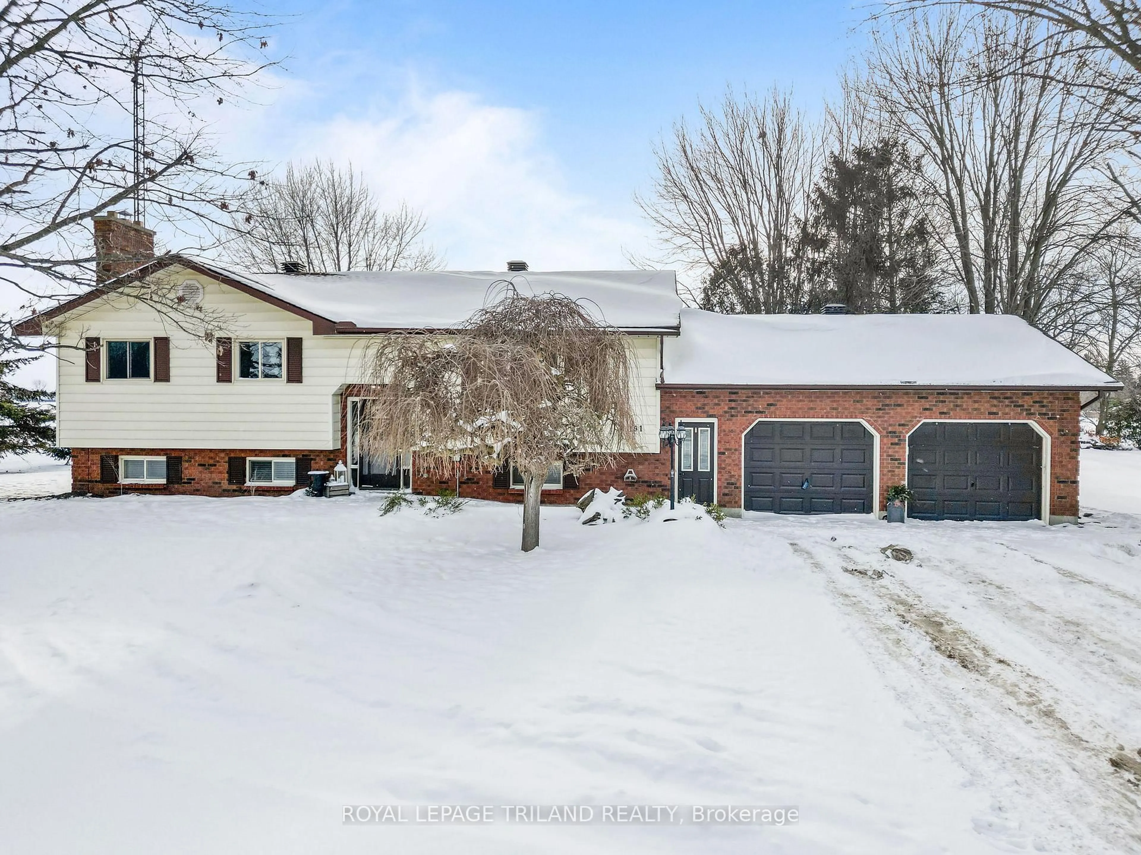A pic from outside/outdoor area/front of a property/back of a property/a pic from drone, street for 191 South St, Southwest Middlesex Ontario N0L 1M0