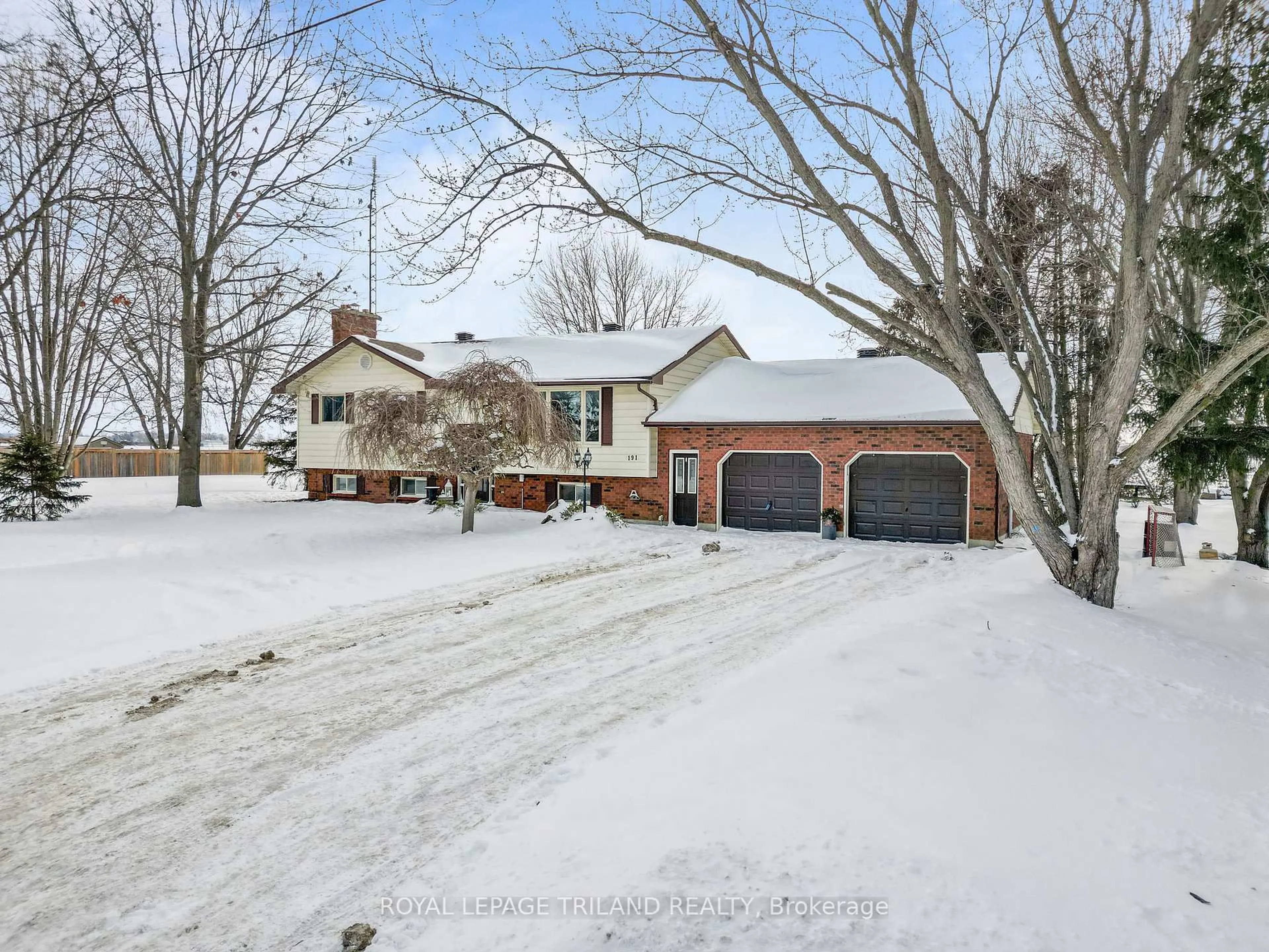 A pic from outside/outdoor area/front of a property/back of a property/a pic from drone, street for 191 South St, Southwest Middlesex Ontario N0L 1M0