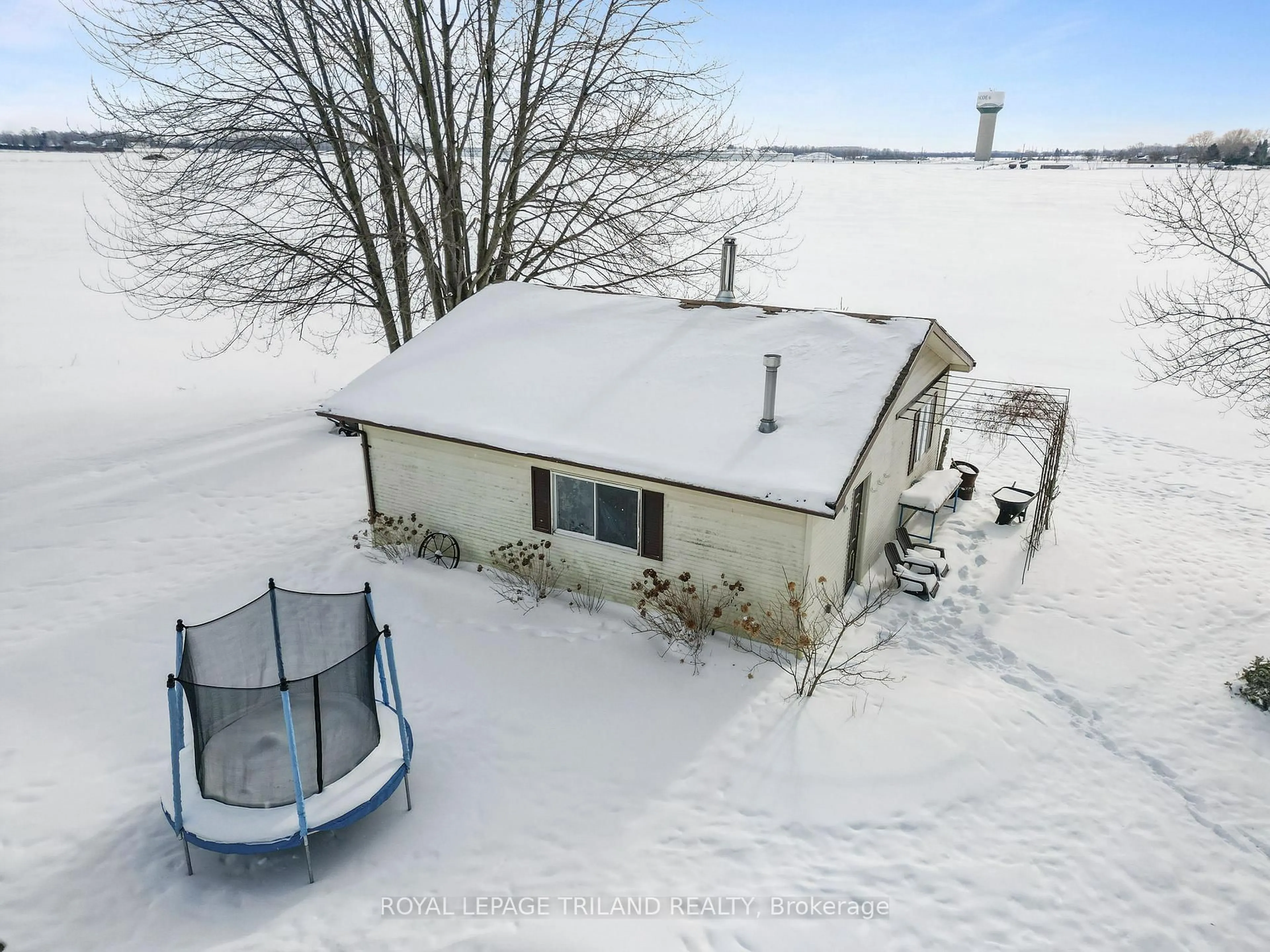 A pic from outside/outdoor area/front of a property/back of a property/a pic from drone, water/lake/river/ocean view for 191 South St, Southwest Middlesex Ontario N0L 1M0
