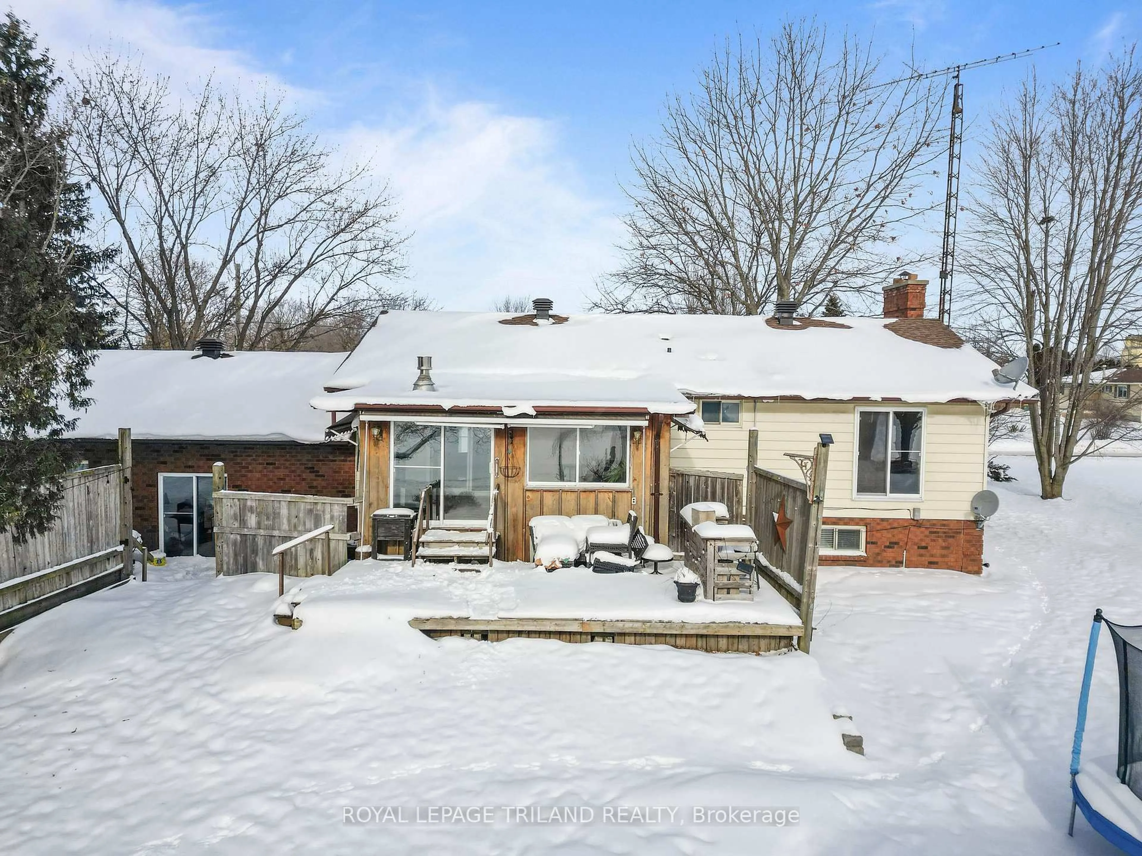 A pic from outside/outdoor area/front of a property/back of a property/a pic from drone, street for 191 South St, Southwest Middlesex Ontario N0L 1M0