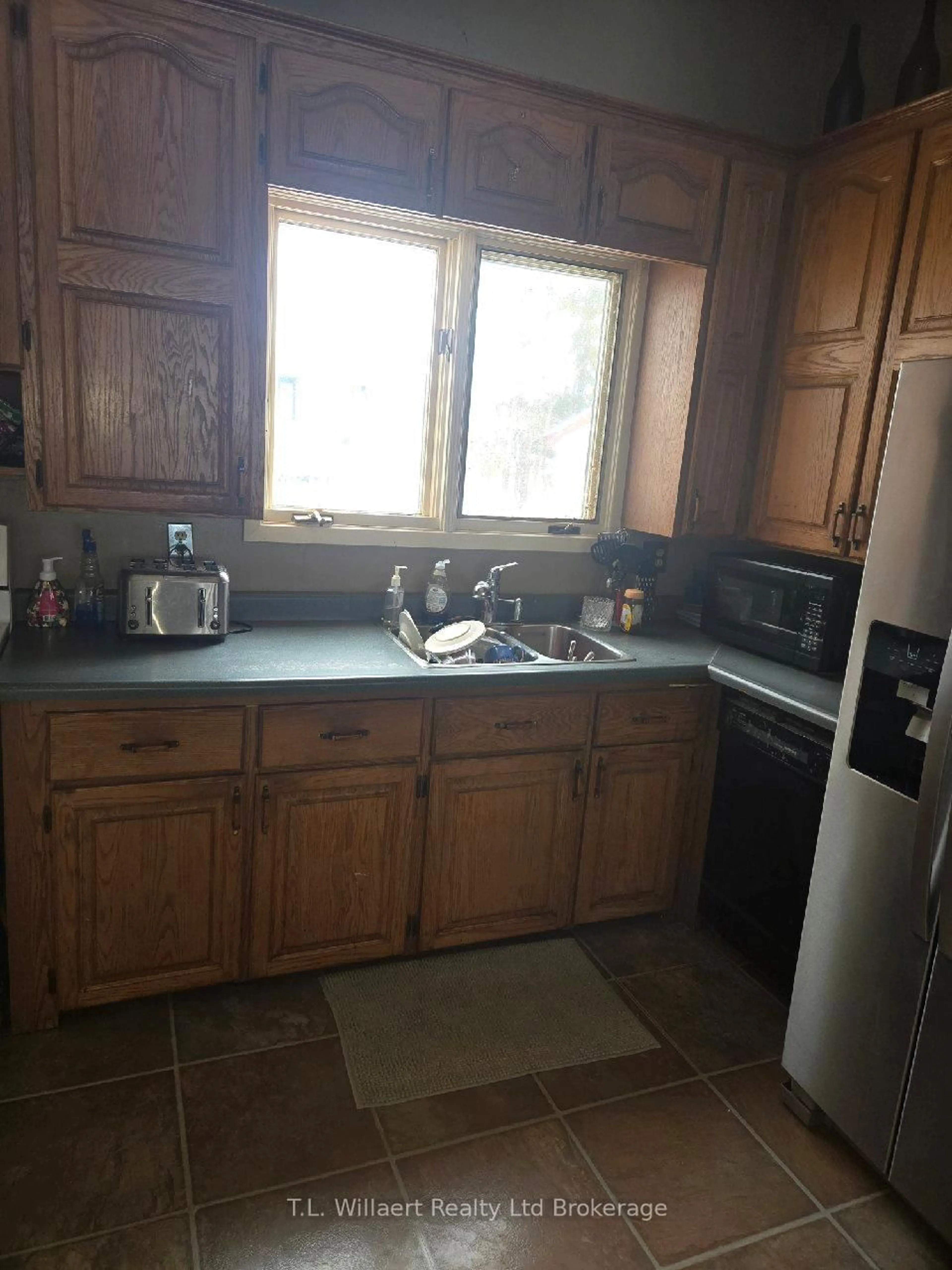 Standard kitchen, unknown for 76 North St, Tillsonburg Ontario N4G 1B5