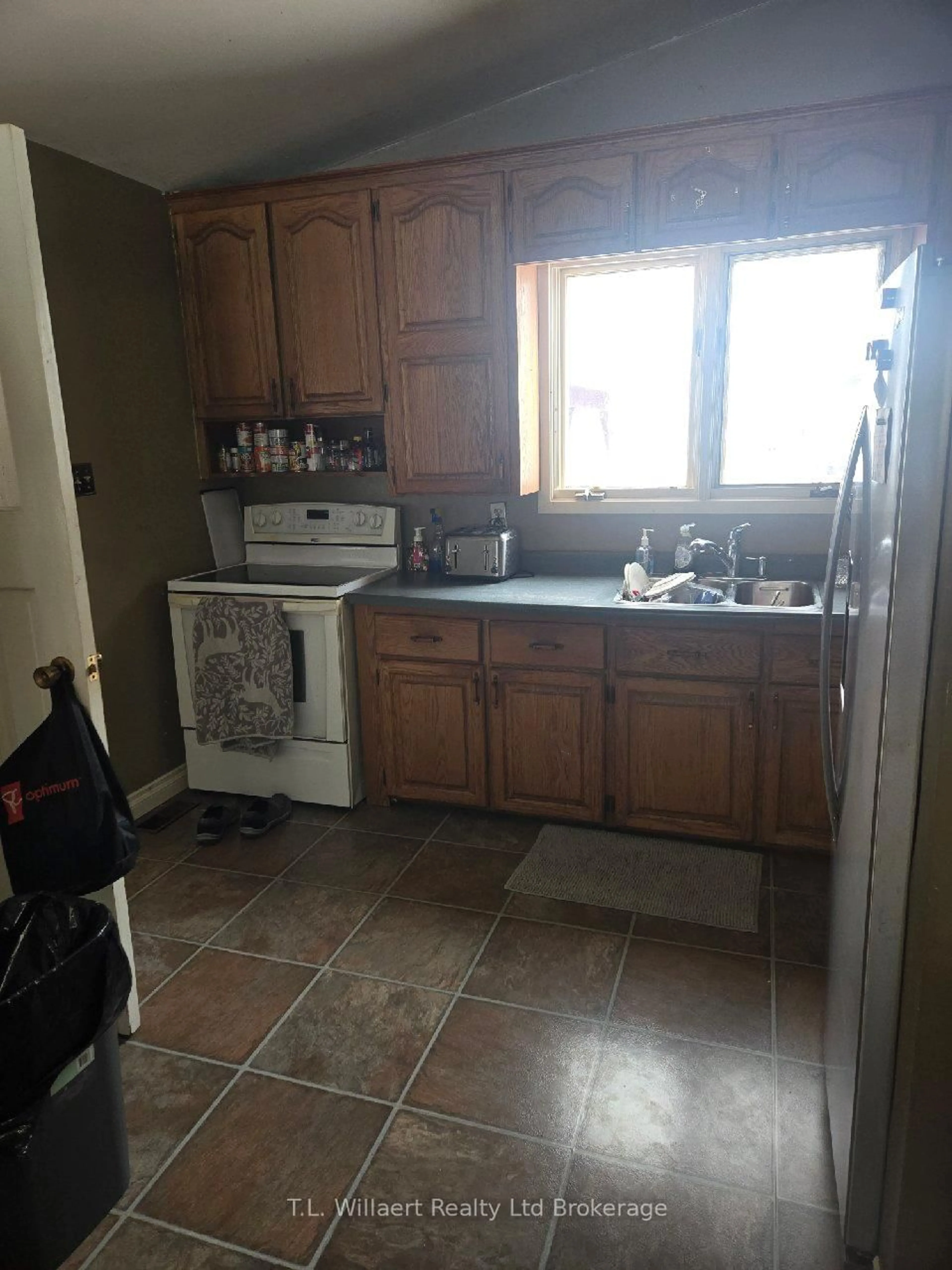 Standard kitchen, ceramic/tile floor for 76 North St, Tillsonburg Ontario N4G 1B5