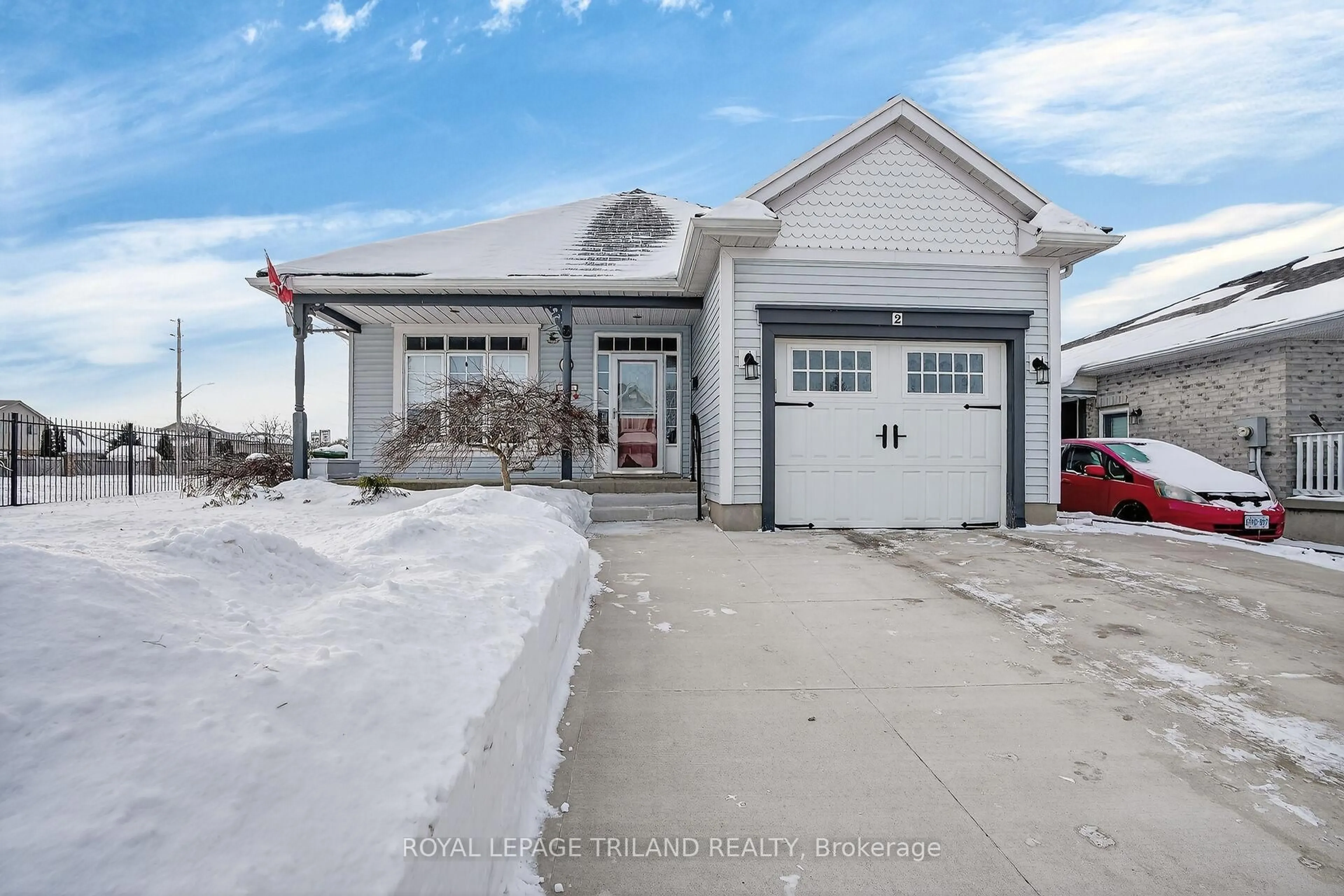 Indoor garage for 2 Axford Pkwy, St. Thomas Ontario N5R 6E6