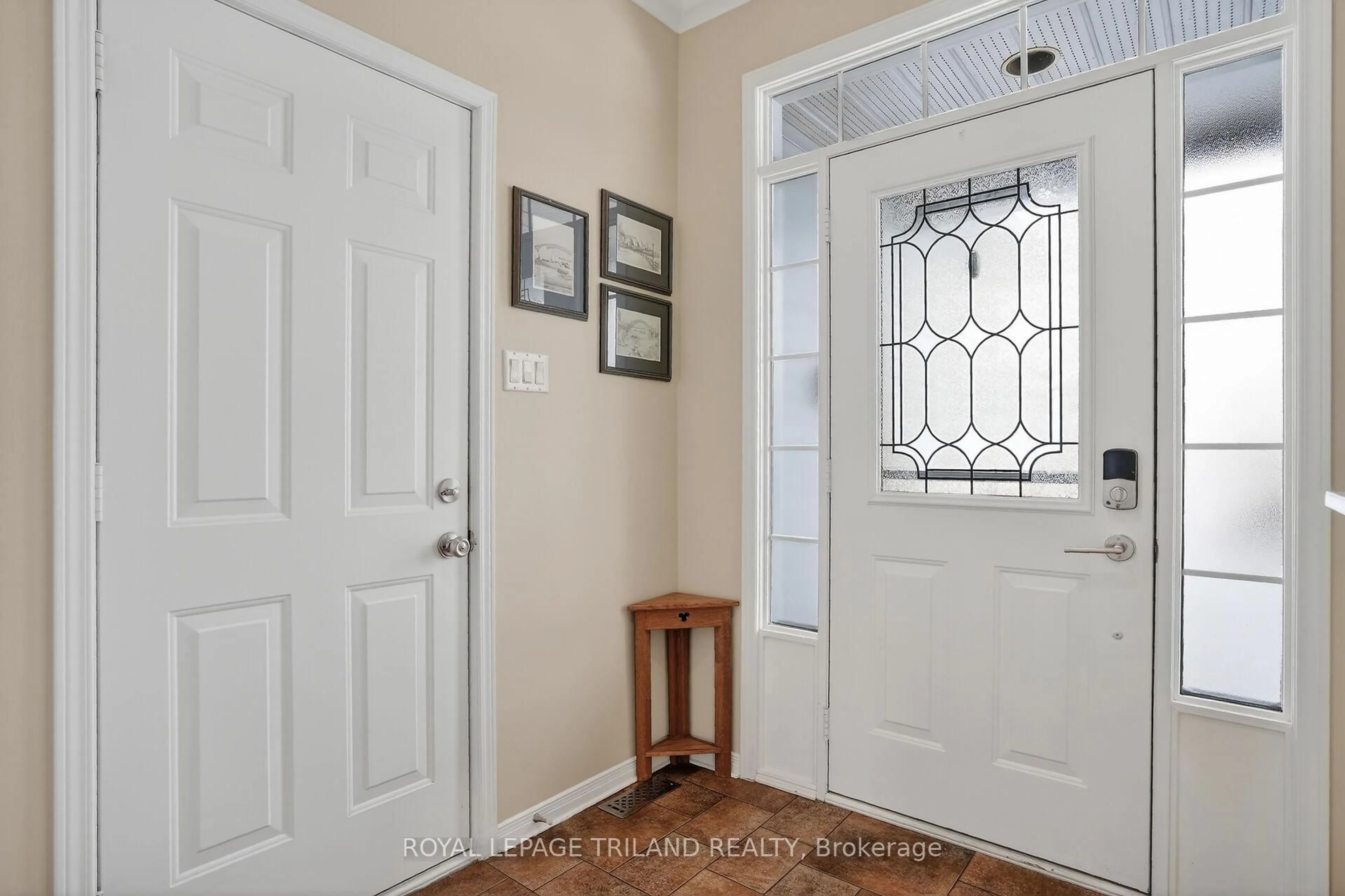 Indoor entryway for 2 Axford Pkwy, St. Thomas Ontario N5R 6E6