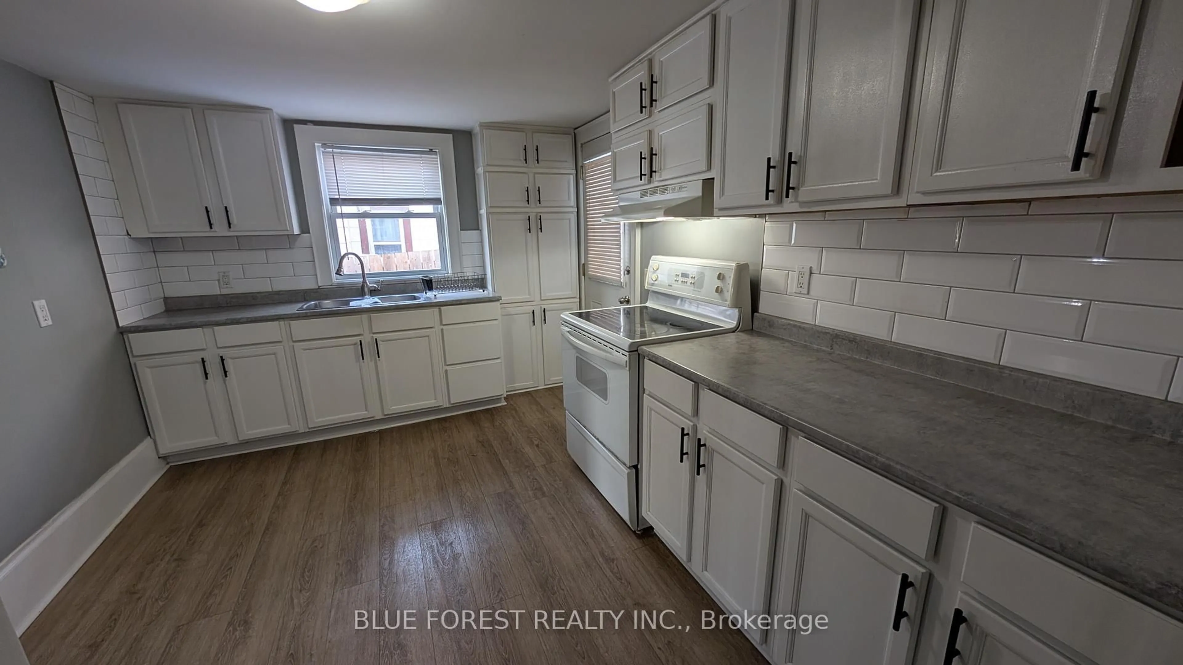 Standard kitchen, ceramic/tile floor for 190 Clarence St, London East Ontario N6B 2J7