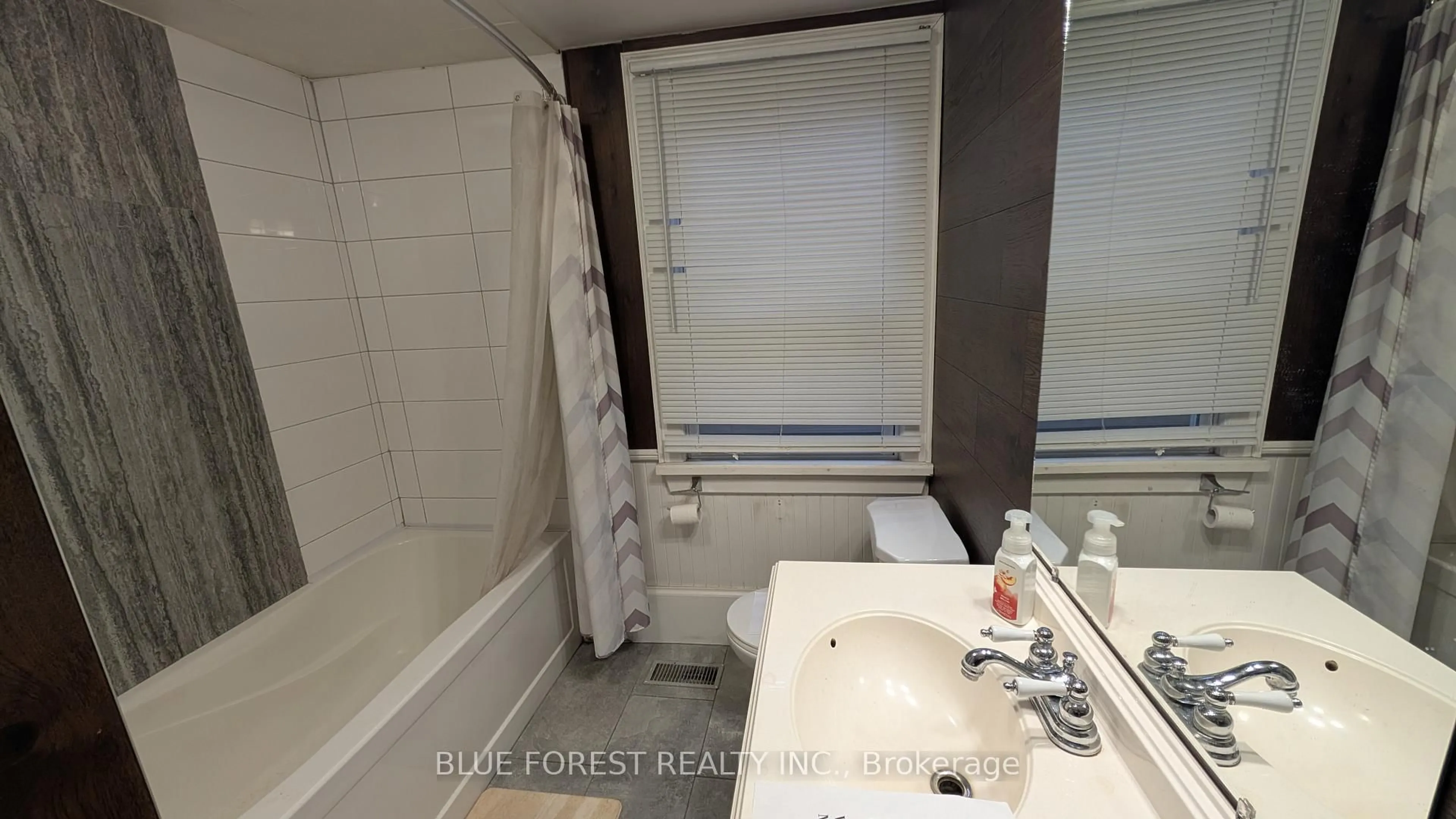 Standard bathroom, ceramic/tile floor for 190 Clarence St, London East Ontario N6B 2J7