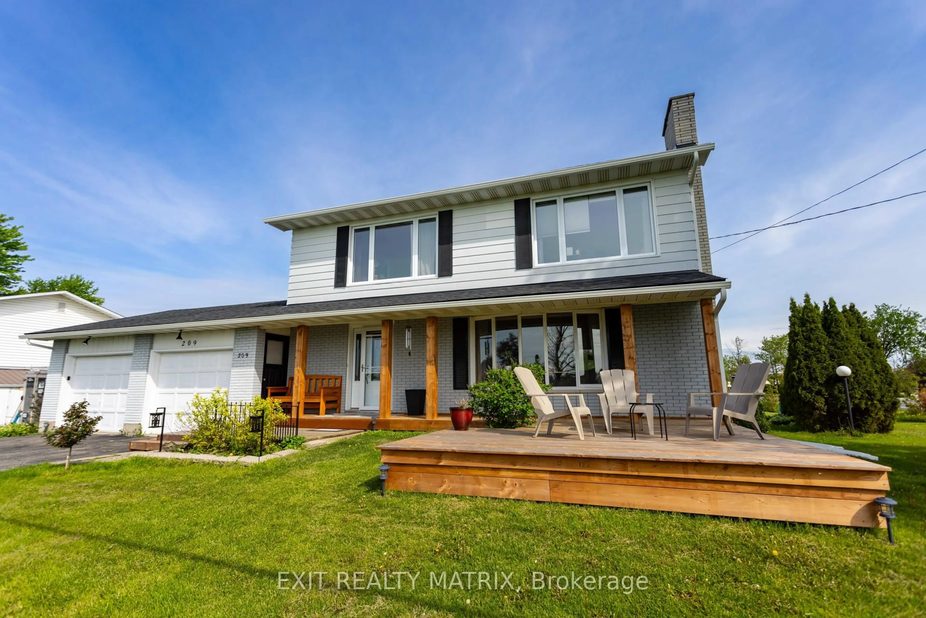 Home with vinyl exterior material, street for 209 QUEEN St, North Dundas Ontario K0C 1H0