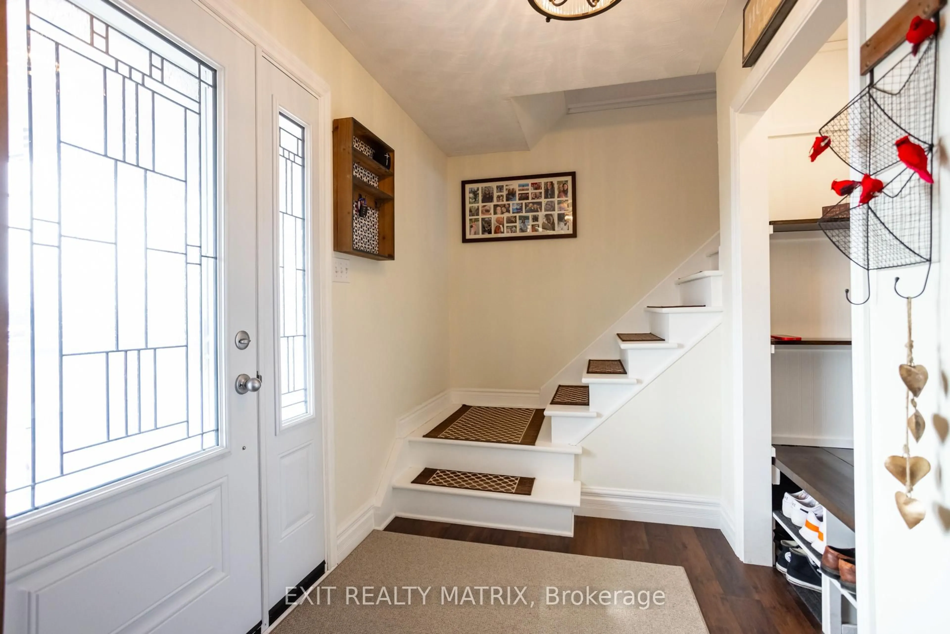 Indoor entryway for 209 QUEEN St, North Dundas Ontario K0C 1H0