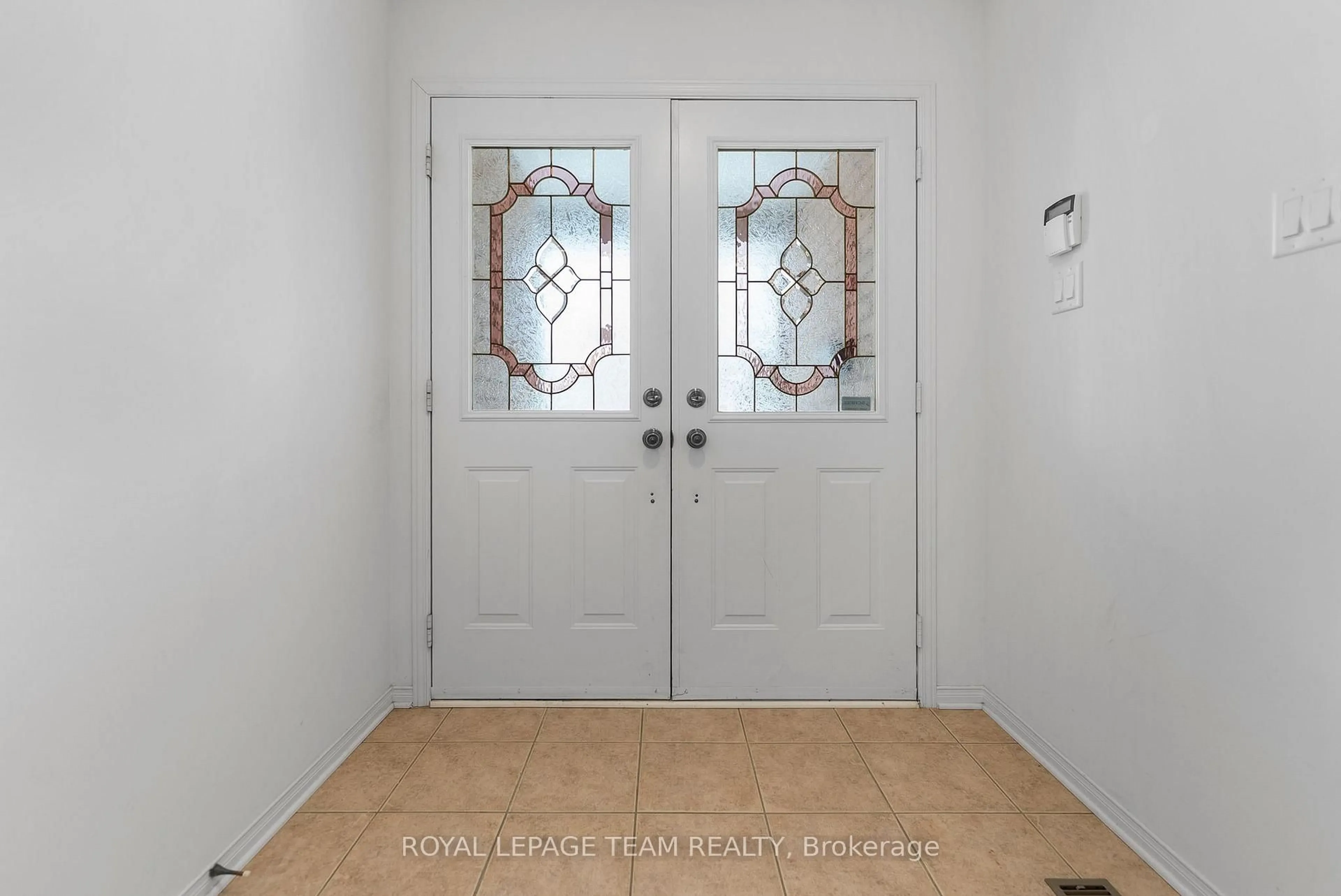 Indoor entryway for 13 Melville Rd, Arnprior Ontario K7S 3Z8