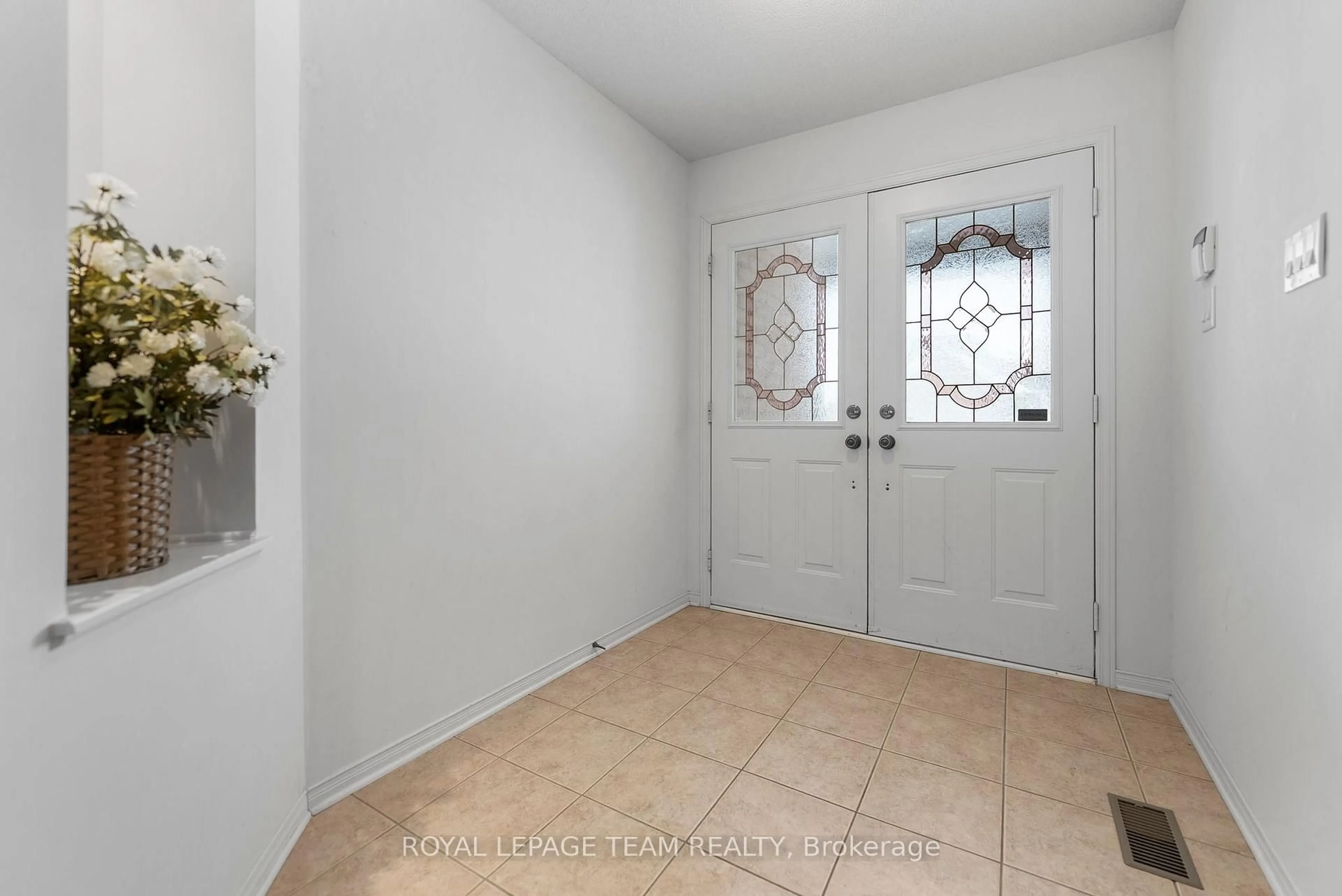Indoor entryway for 13 Melville Rd, Arnprior Ontario K7S 3Z8