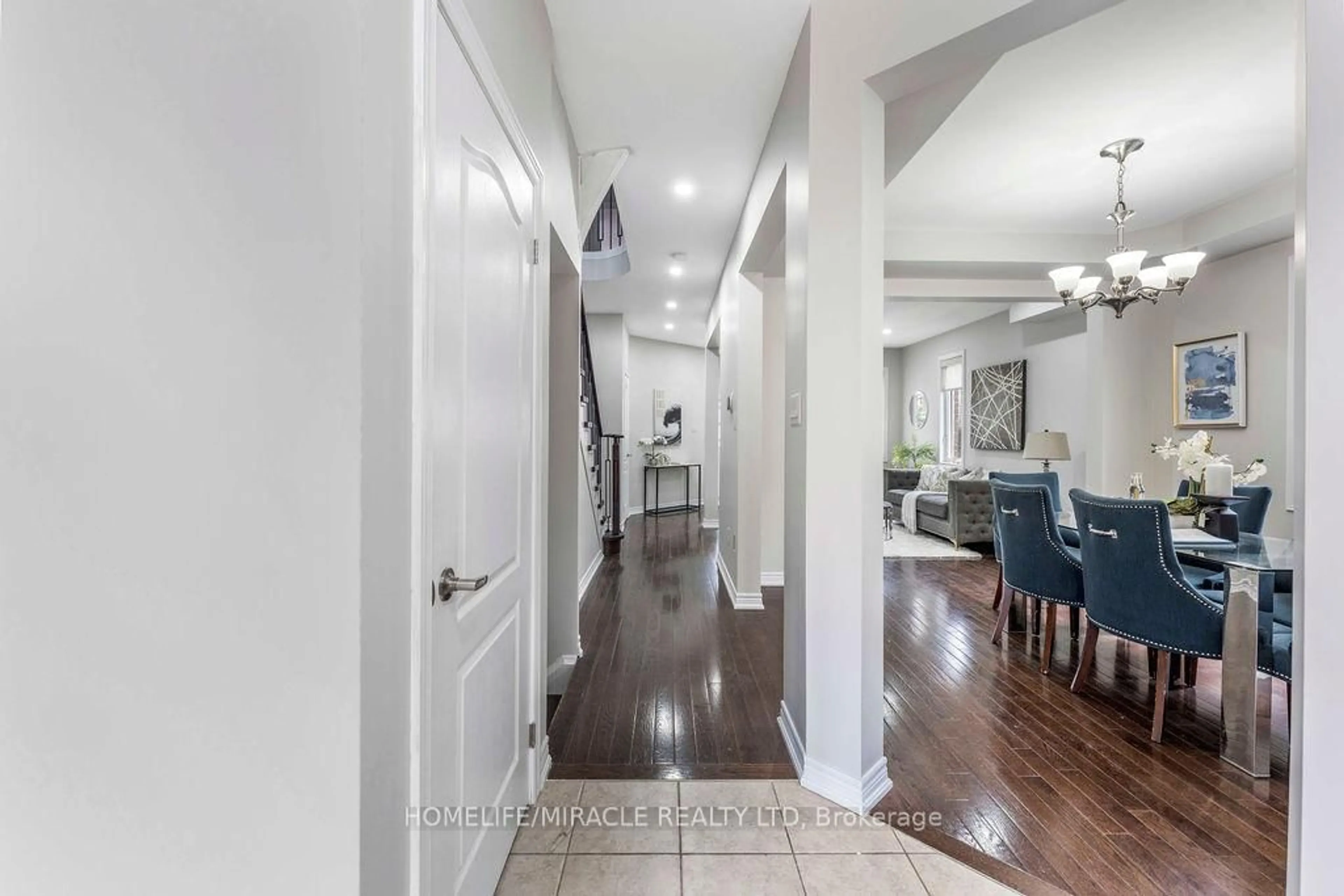 Indoor entryway for 54 Truax St, Kawartha Lakes Ontario K9V 0E3