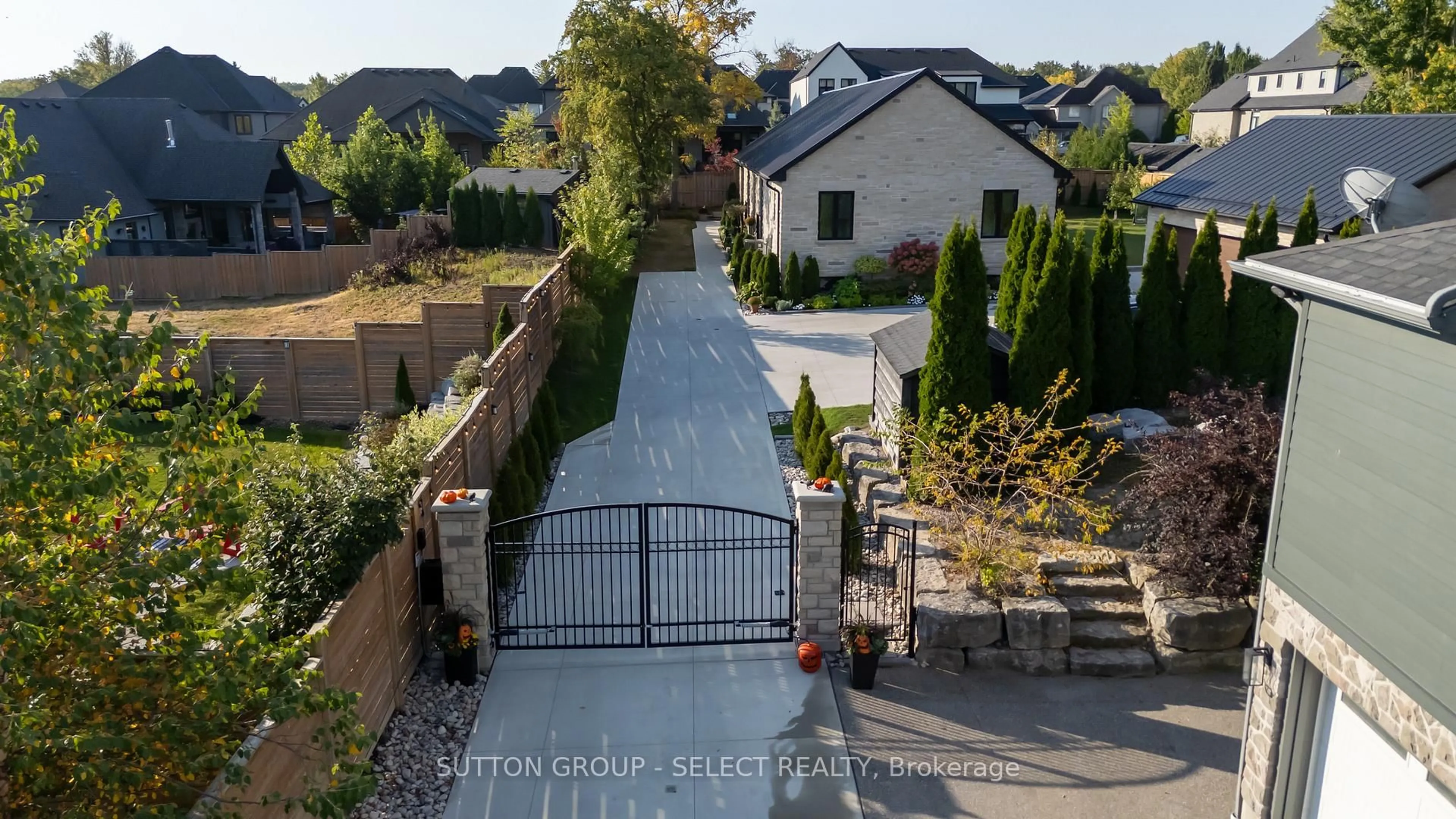 A pic from outside/outdoor area/front of a property/back of a property/a pic from drone, street for 185 Commissioners Rd, London South Ontario N6C 2S9