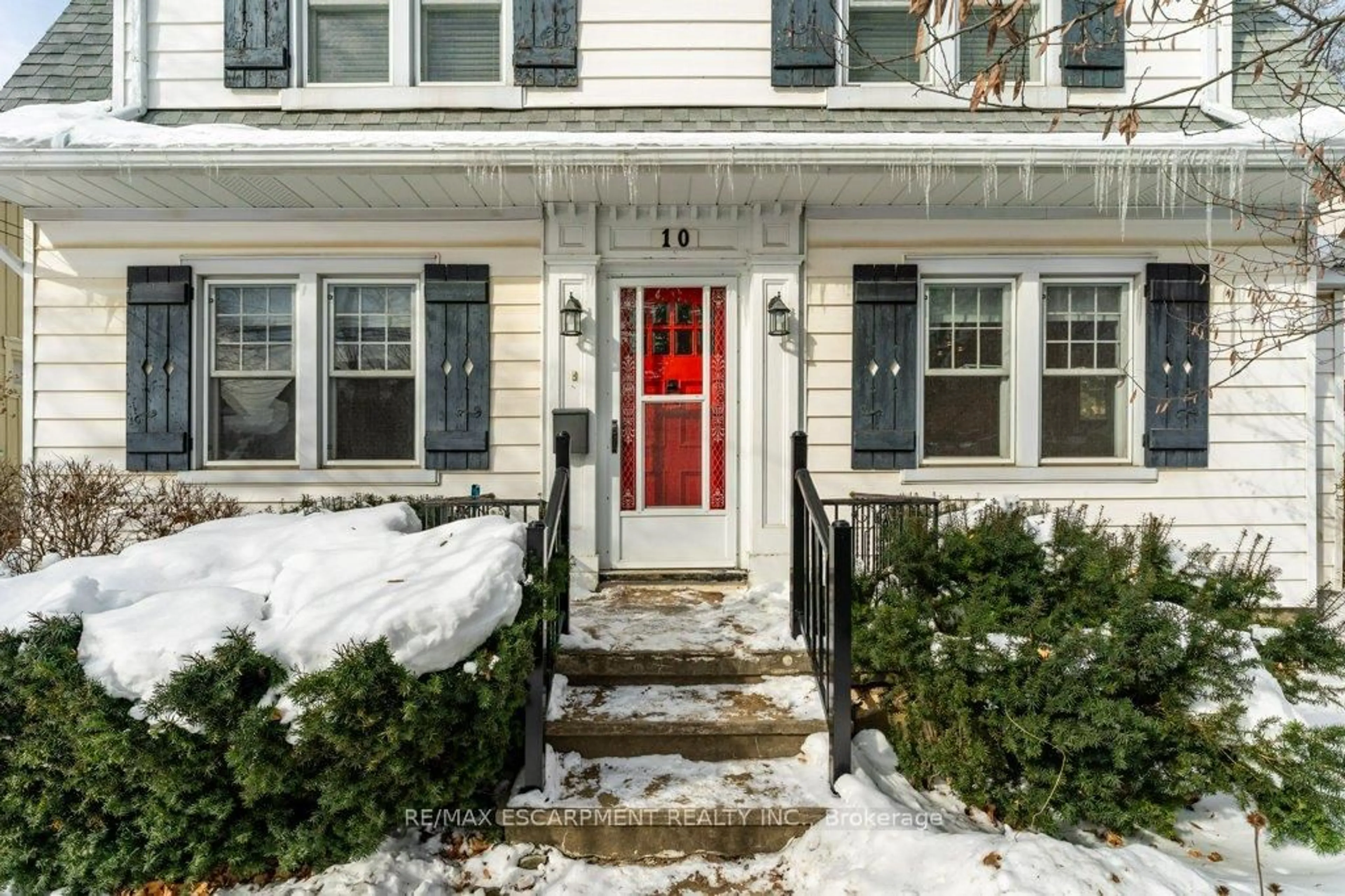 Indoor entryway for 10 Robinson St, Grimsby Ontario L3M 3C4