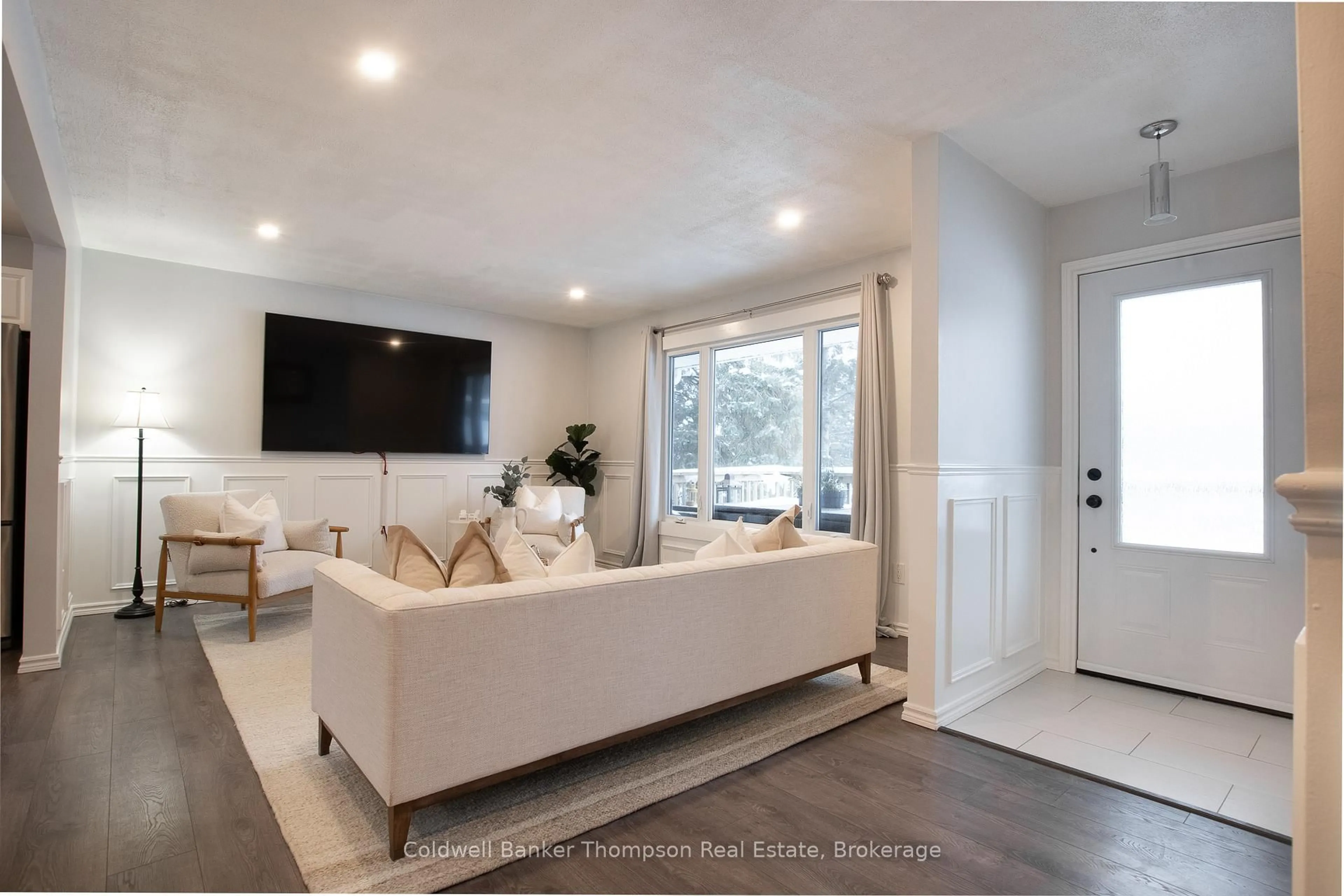 Living room with furniture, unknown for 17 Gullins Rd, Huntsville Ontario P1H 1M6