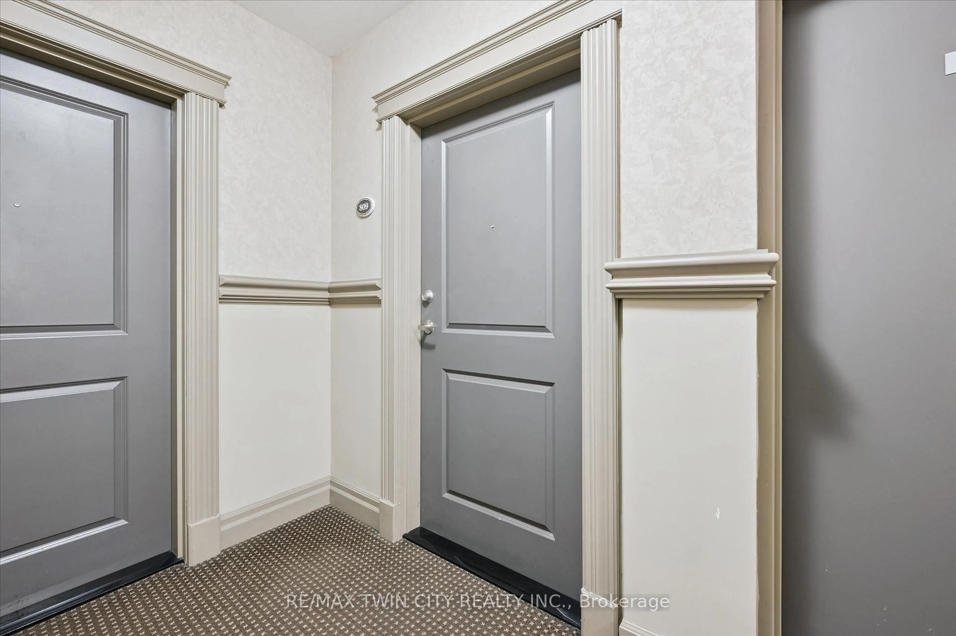 Indoor entryway for 539 Belmont Ave #809, Kitchener Ontario N2M 0A2