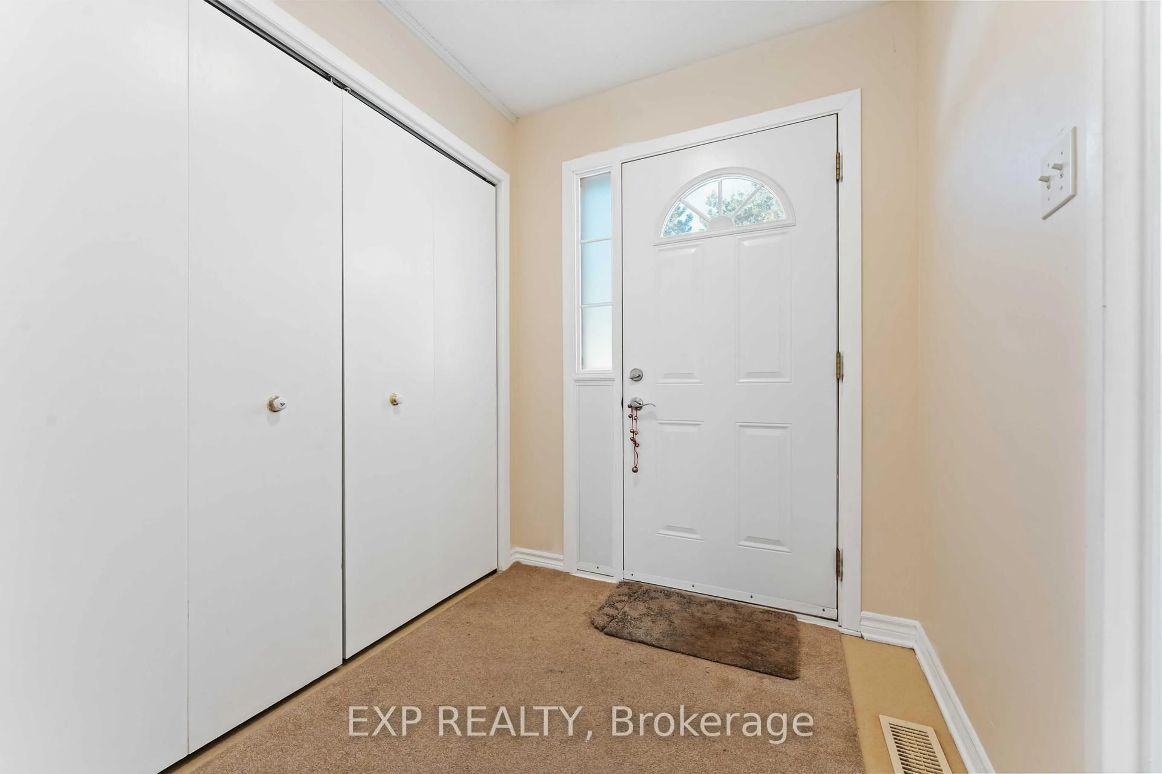 Indoor entryway for 820 CAHILL Dr #38, Ottawa Ontario K1V 9K4