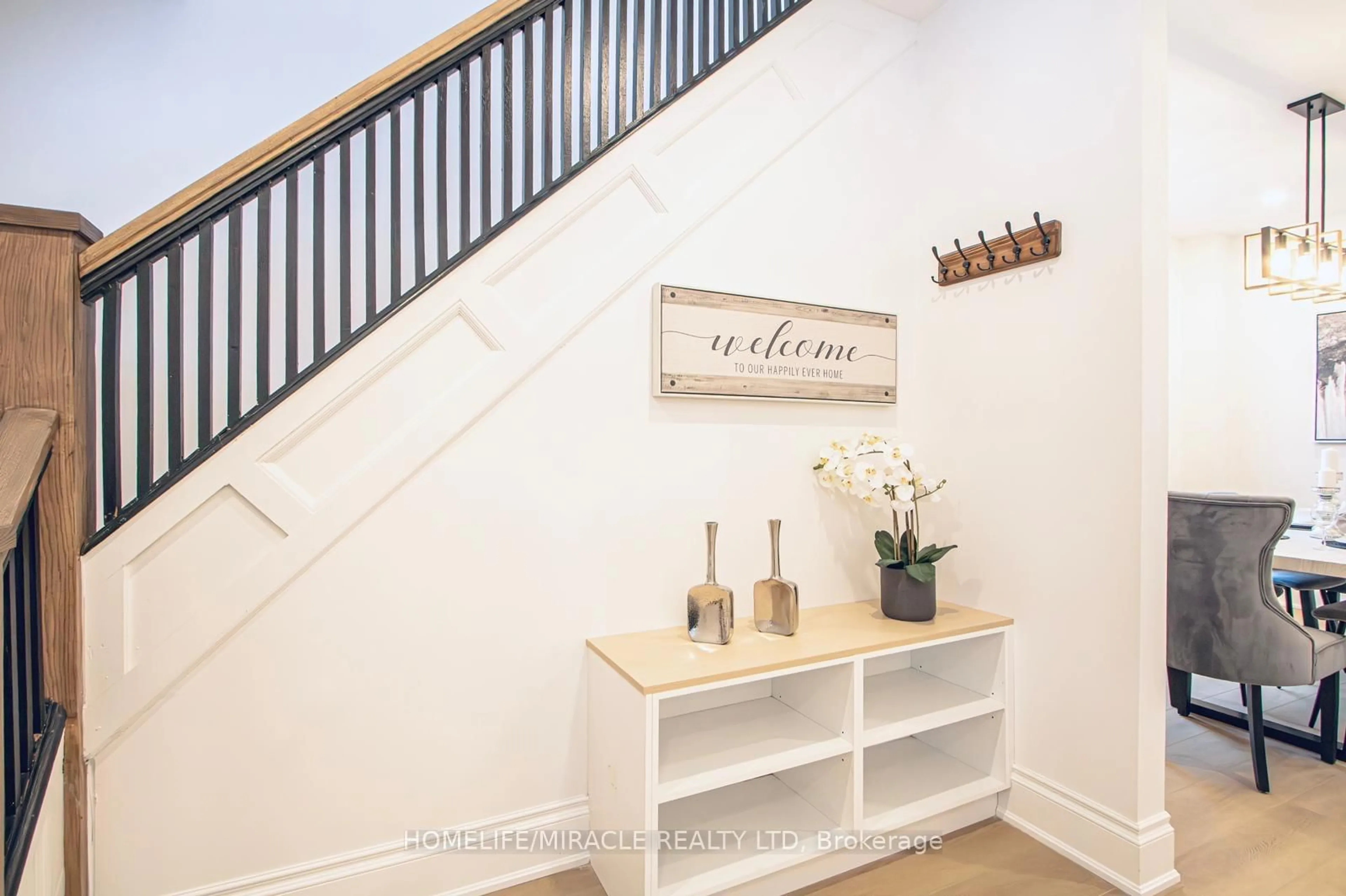 Indoor entryway for 1223 York St, London East Ontario N5W 2V1