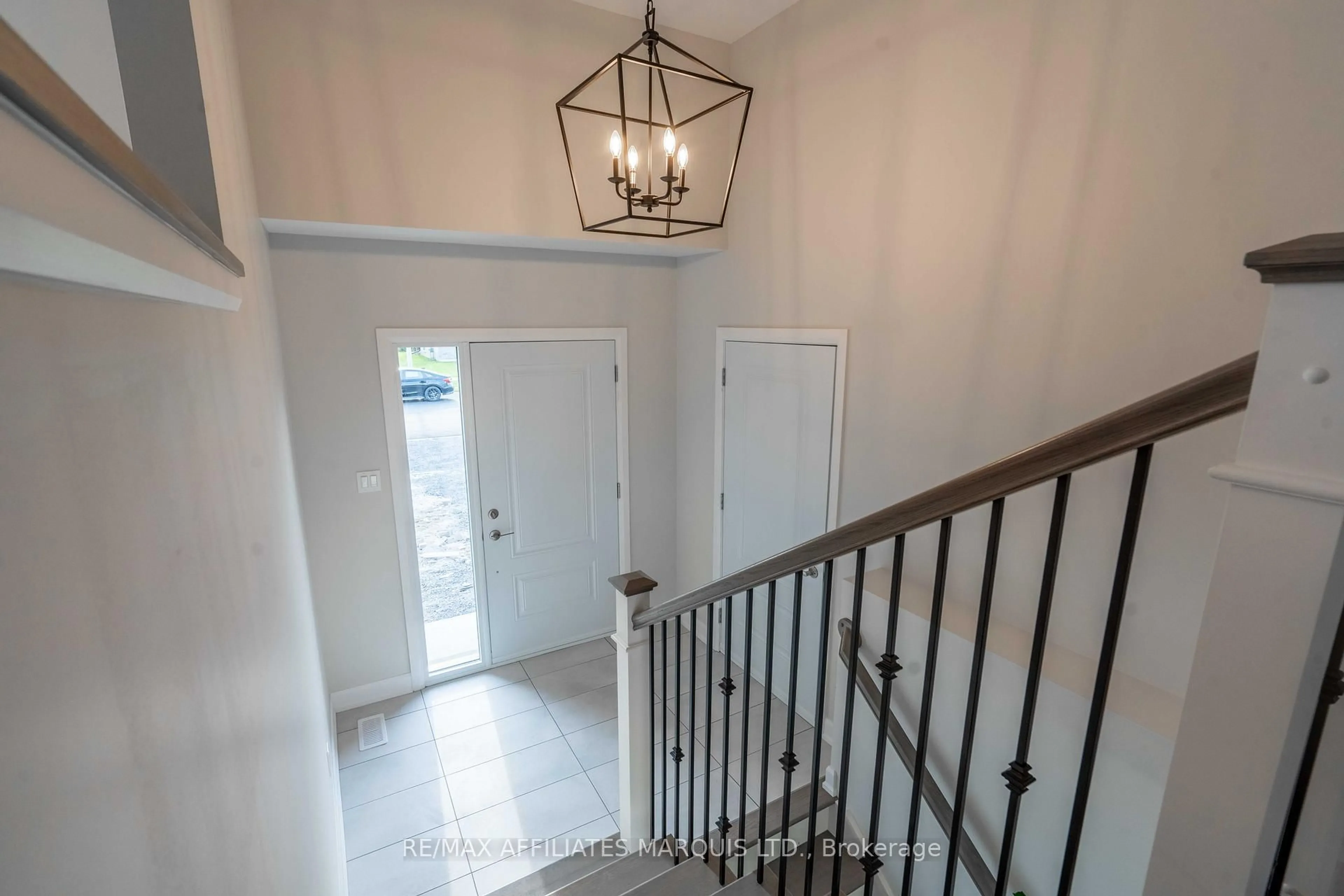 Indoor entryway for 102 Woodland Dr, Cornwall Ontario K6H 0H2