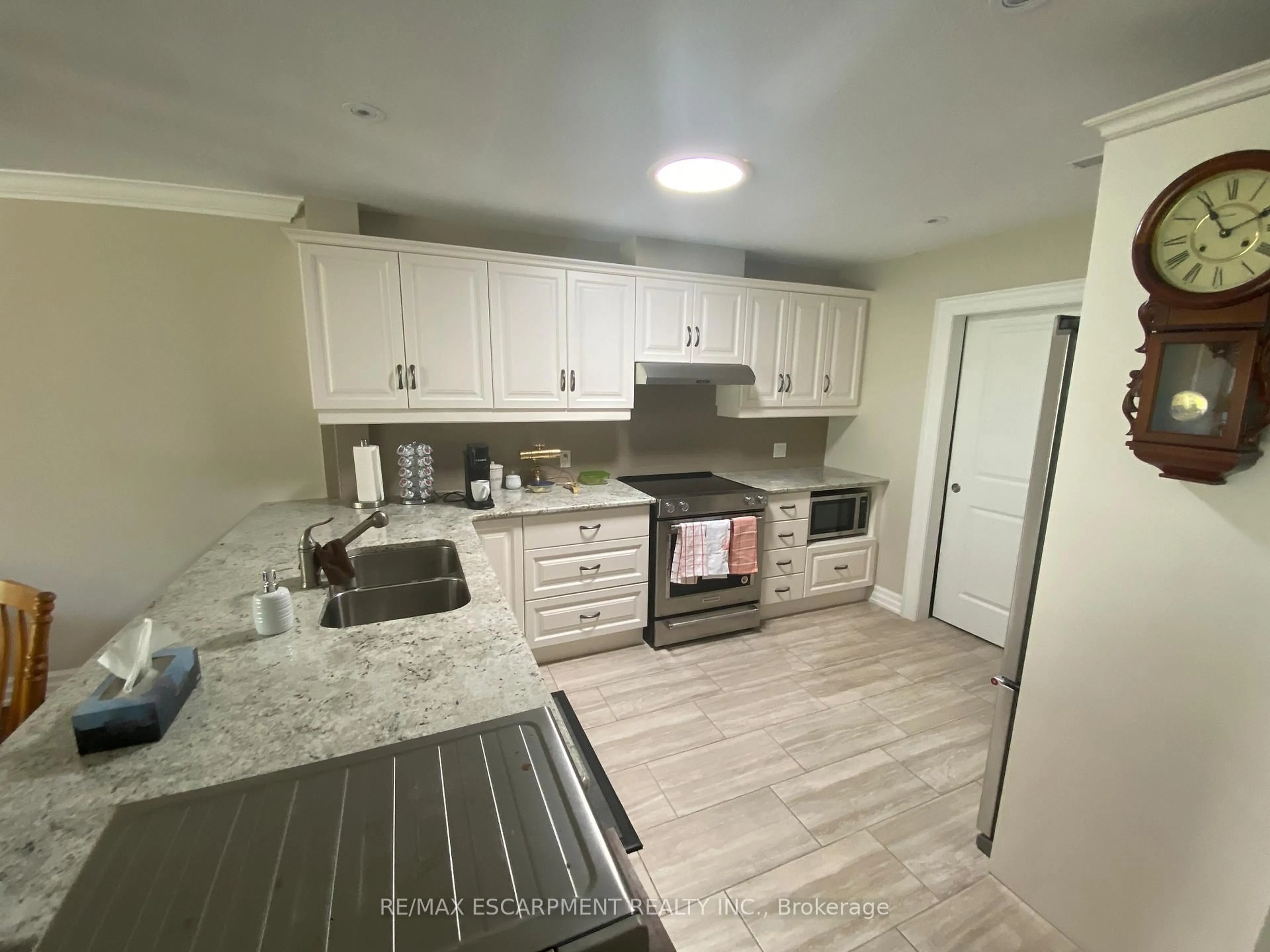 Standard kitchen, unknown for 36 McKenna Crt, Hamilton Ontario L9B 1T8