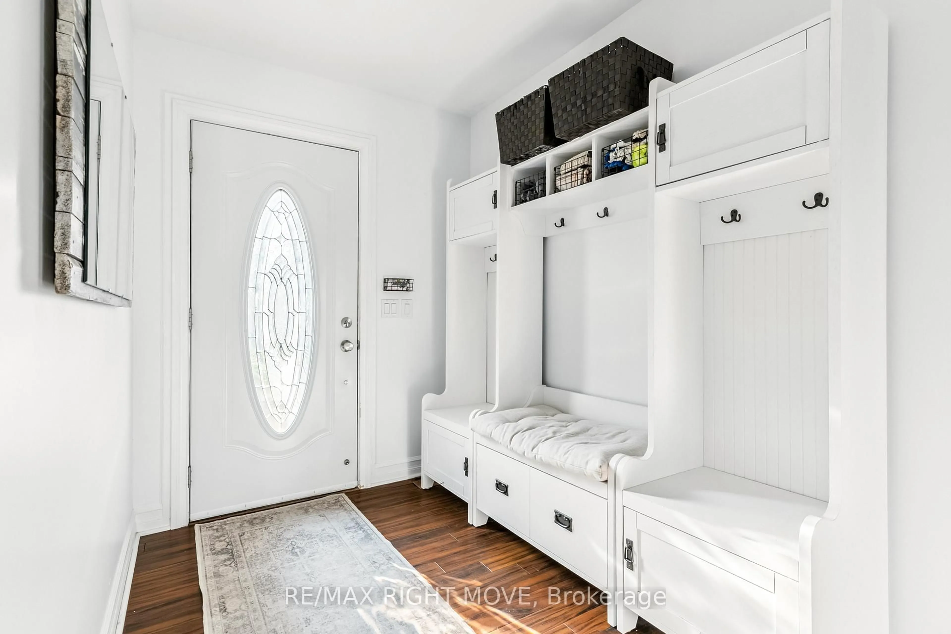 Indoor entryway for 35 Cedar Bay Rd, Kawartha Lakes Ontario L0K 1B0