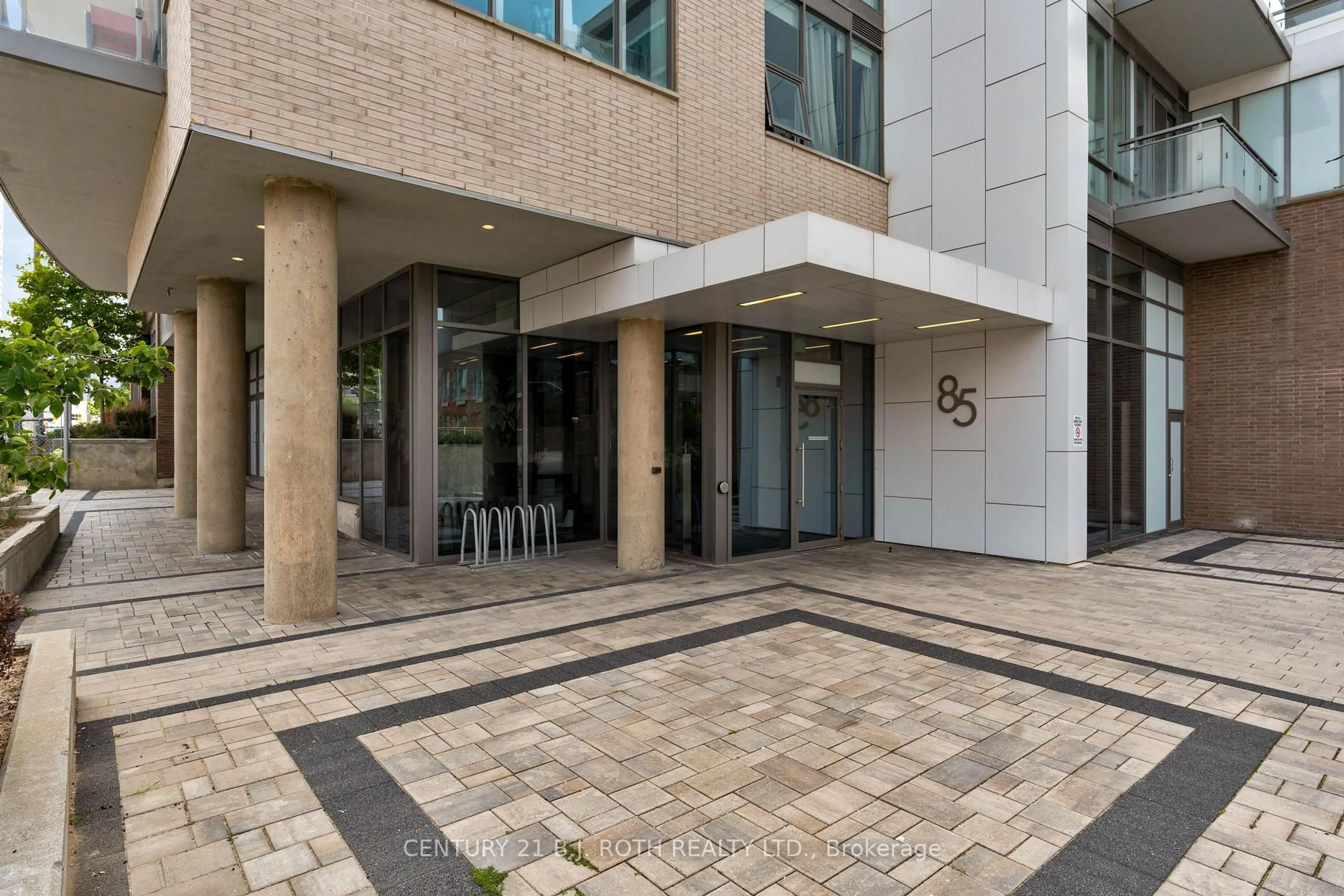 Indoor foyer for 85 Duke St #1507, Kitchener Ontario N2H 0B7