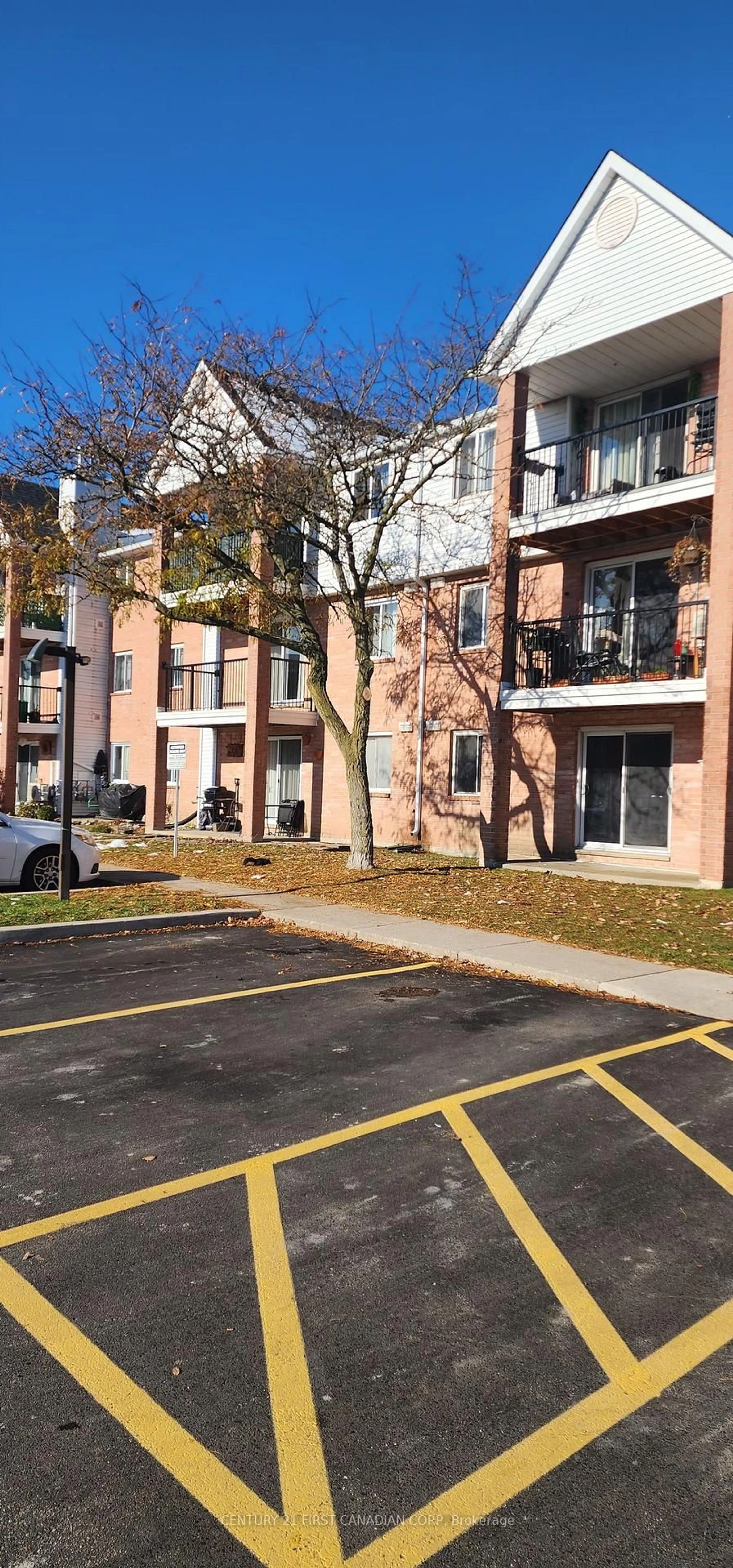 A pic from outside/outdoor area/front of a property/back of a property/a pic from drone, street for 1096 Jalna Blvd #46, London South Ontario N6E 3B8