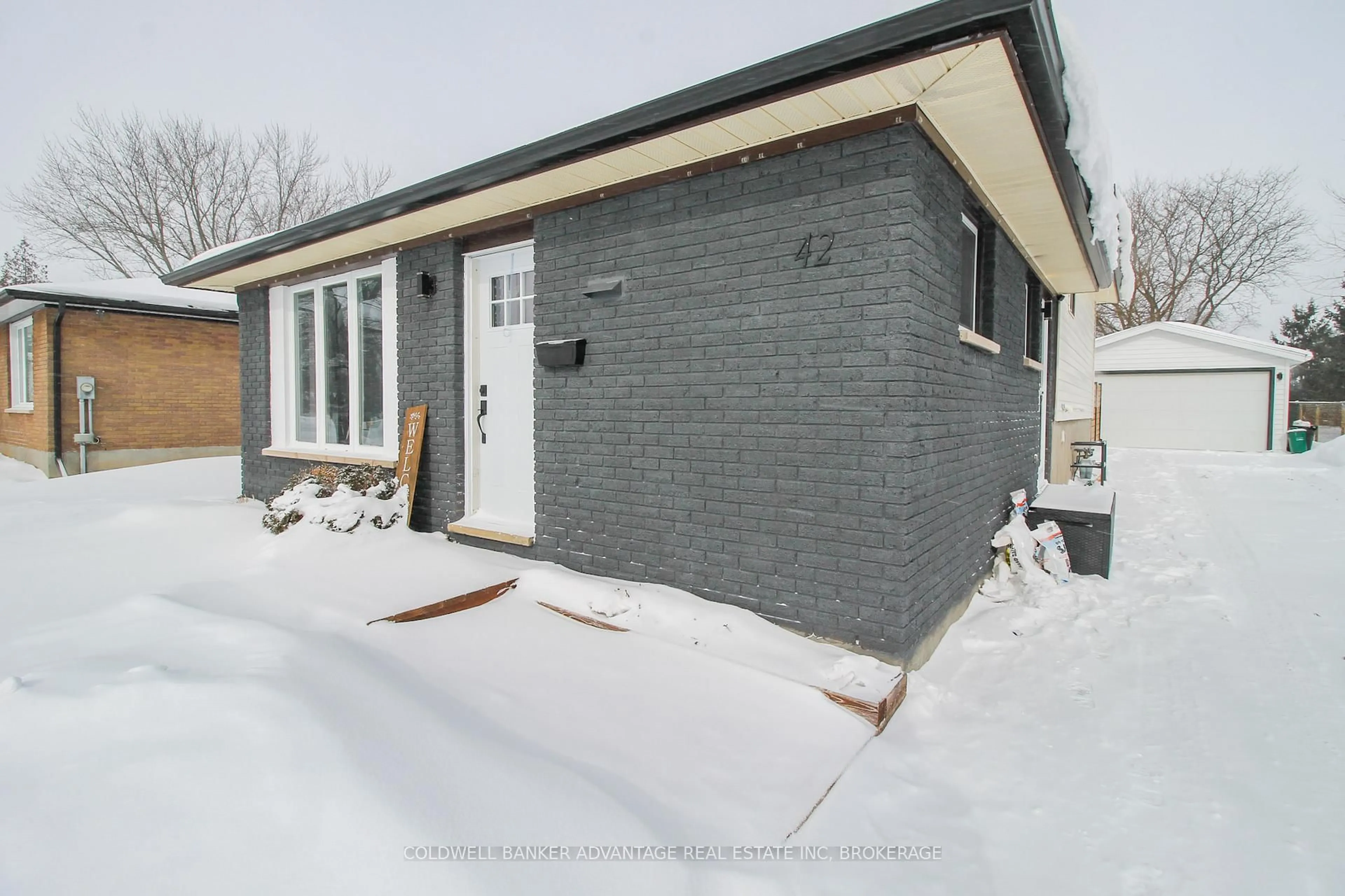 Home with brick exterior material, street for 42 Newleaf Cres, Welland Ontario L3C 6B4