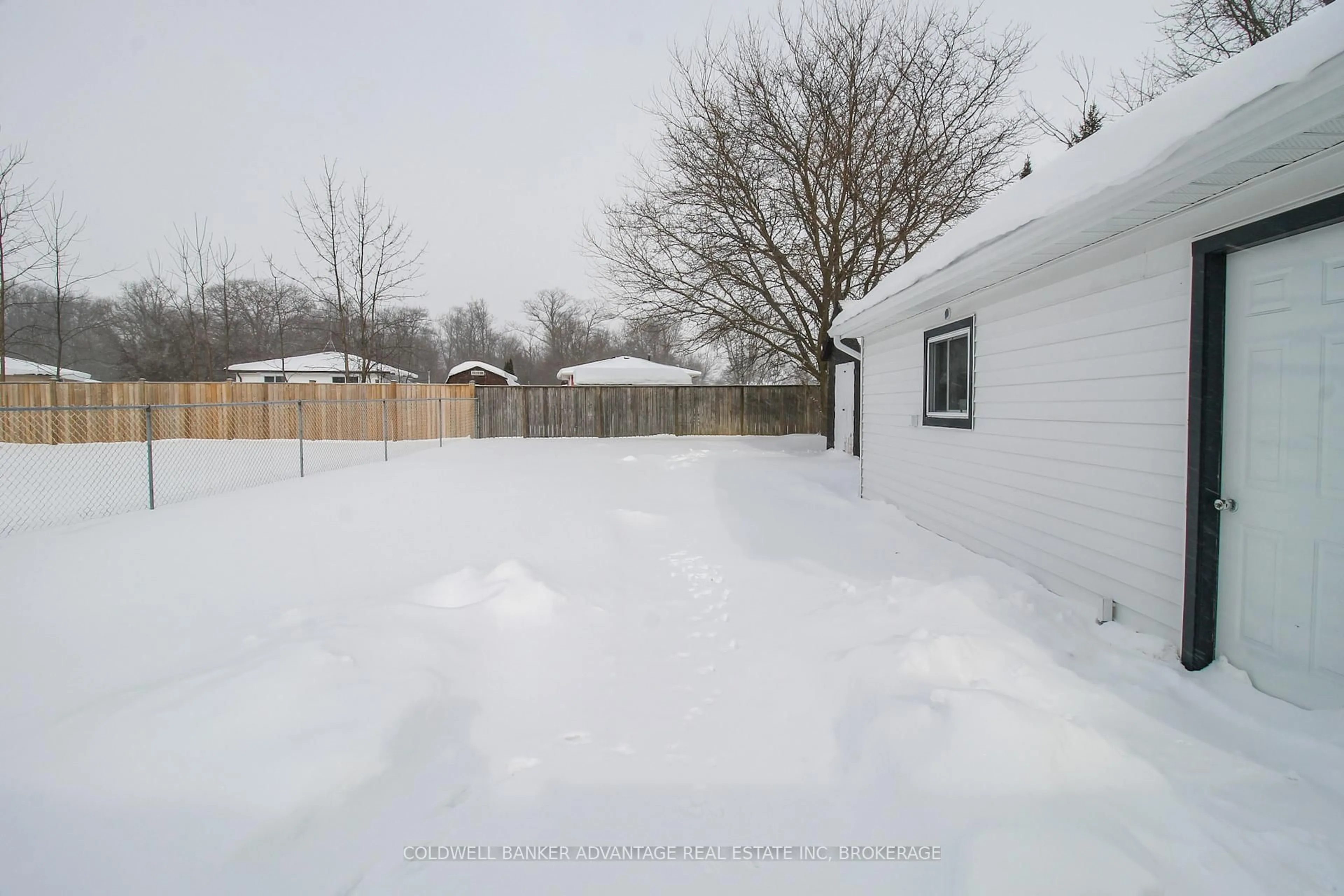 A pic from outside/outdoor area/front of a property/back of a property/a pic from drone, street for 42 Newleaf Cres, Welland Ontario L3C 6B4
