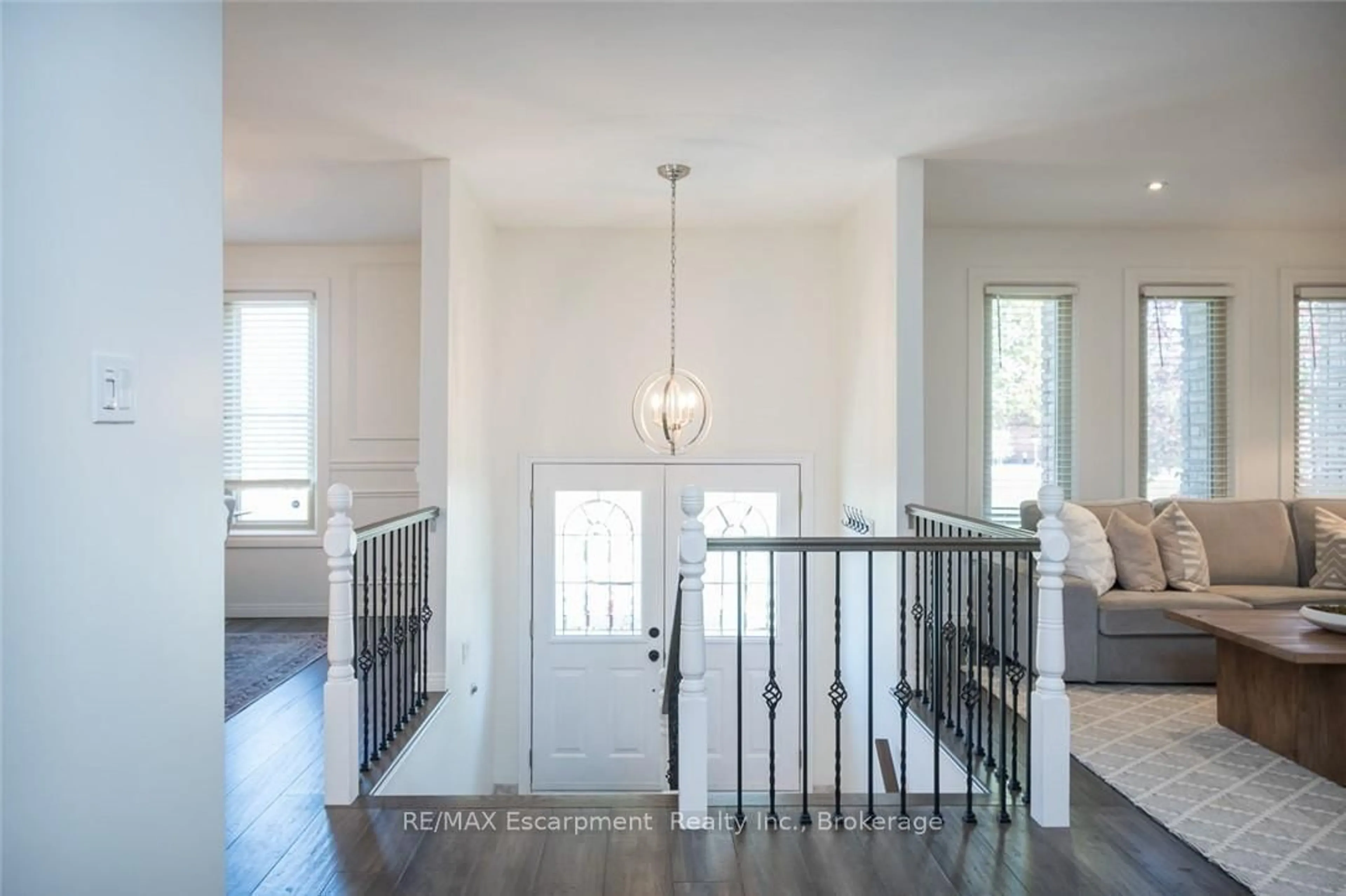 Indoor entryway for 45 AMBERWOOD St, Hamilton Ontario L8J 1J1