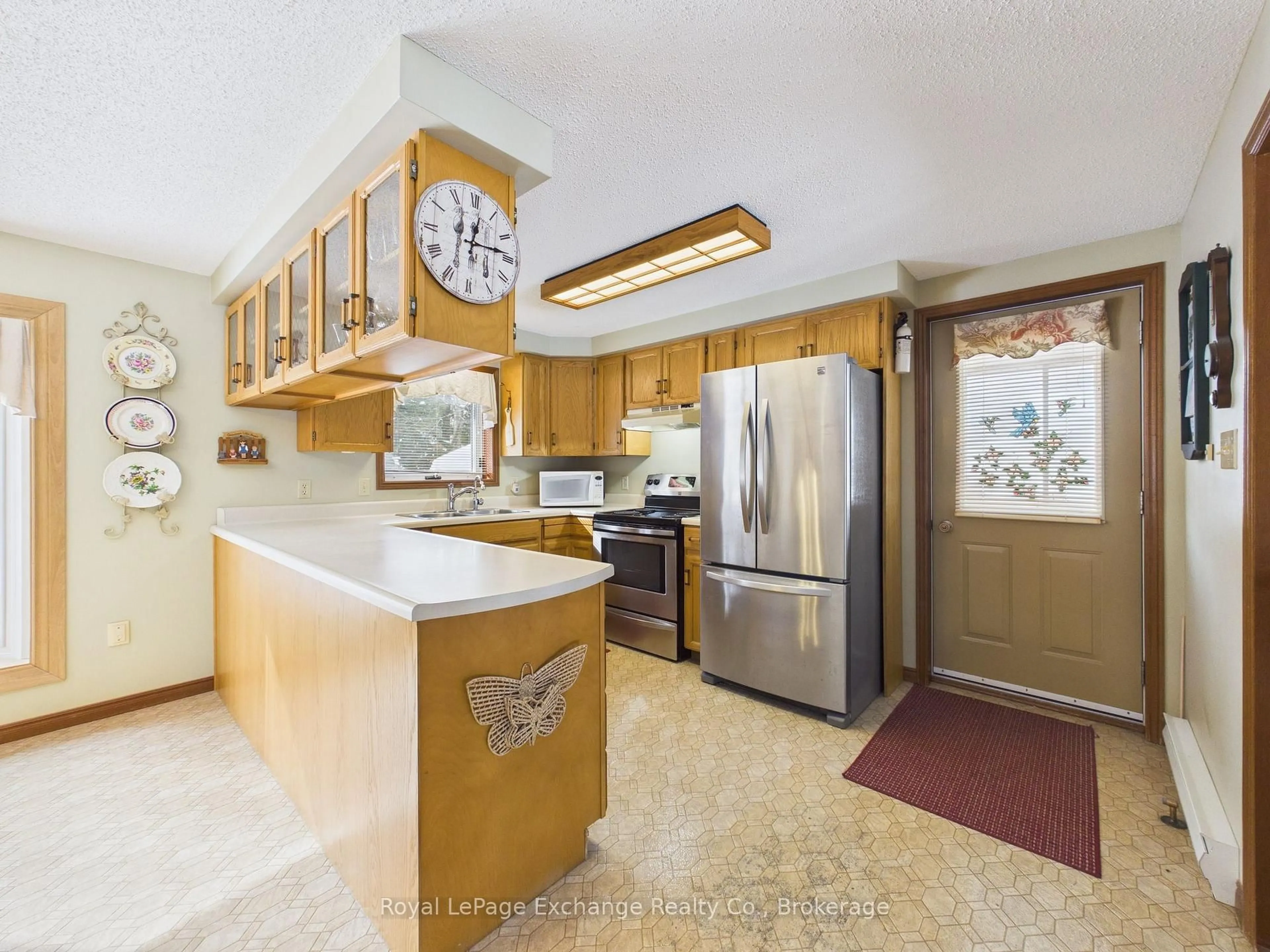 Open concept kitchen, ceramic/tile floor for 323 Tyendinaga Rd, Huron-Kinloss Ontario N2Z 2X3