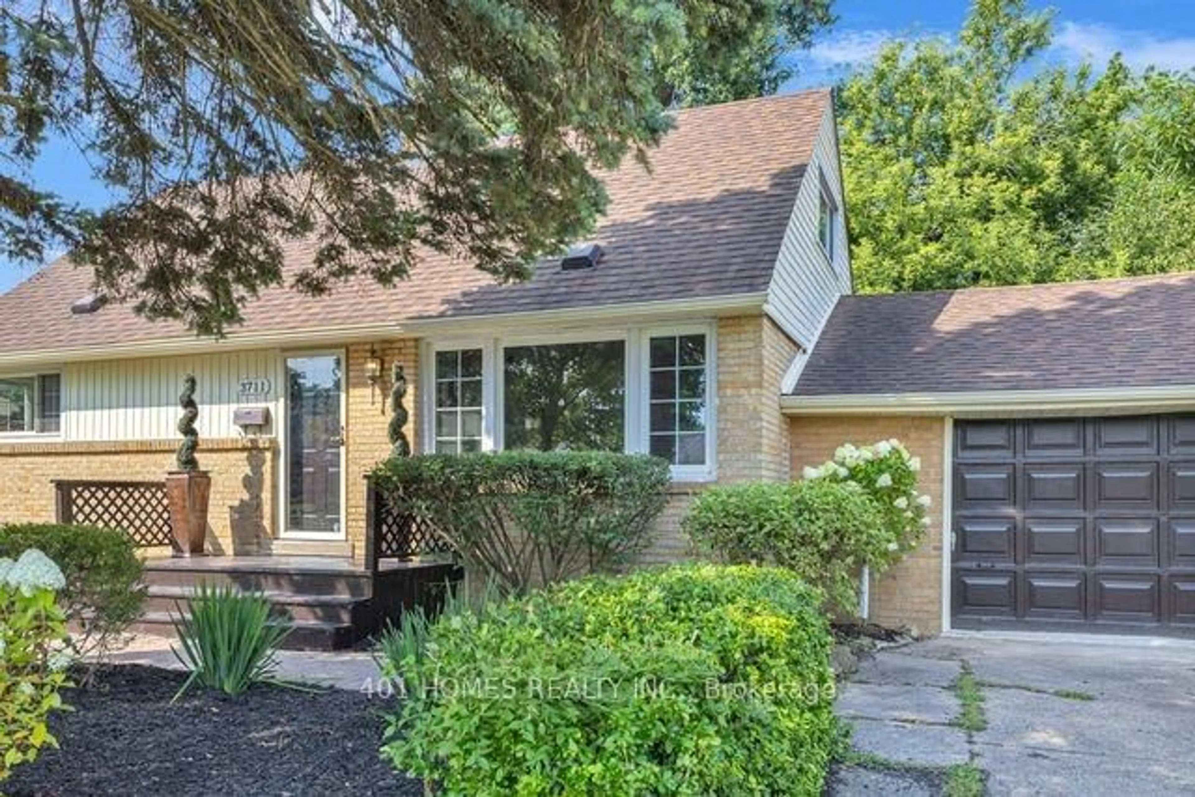 Home with vinyl exterior material, street for 3711 Dandurand Blvd, Windsor Ontario N9E 2G4