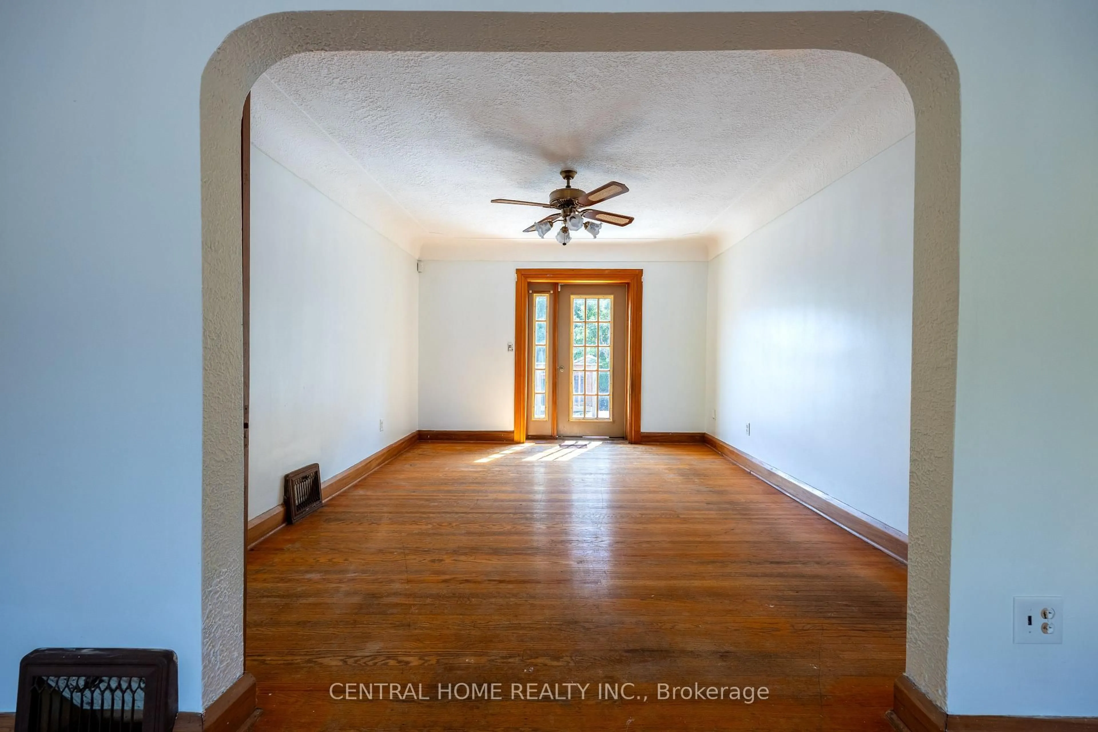 Indoor entryway for 1650 King St, Hamilton Ontario L8K 1T9