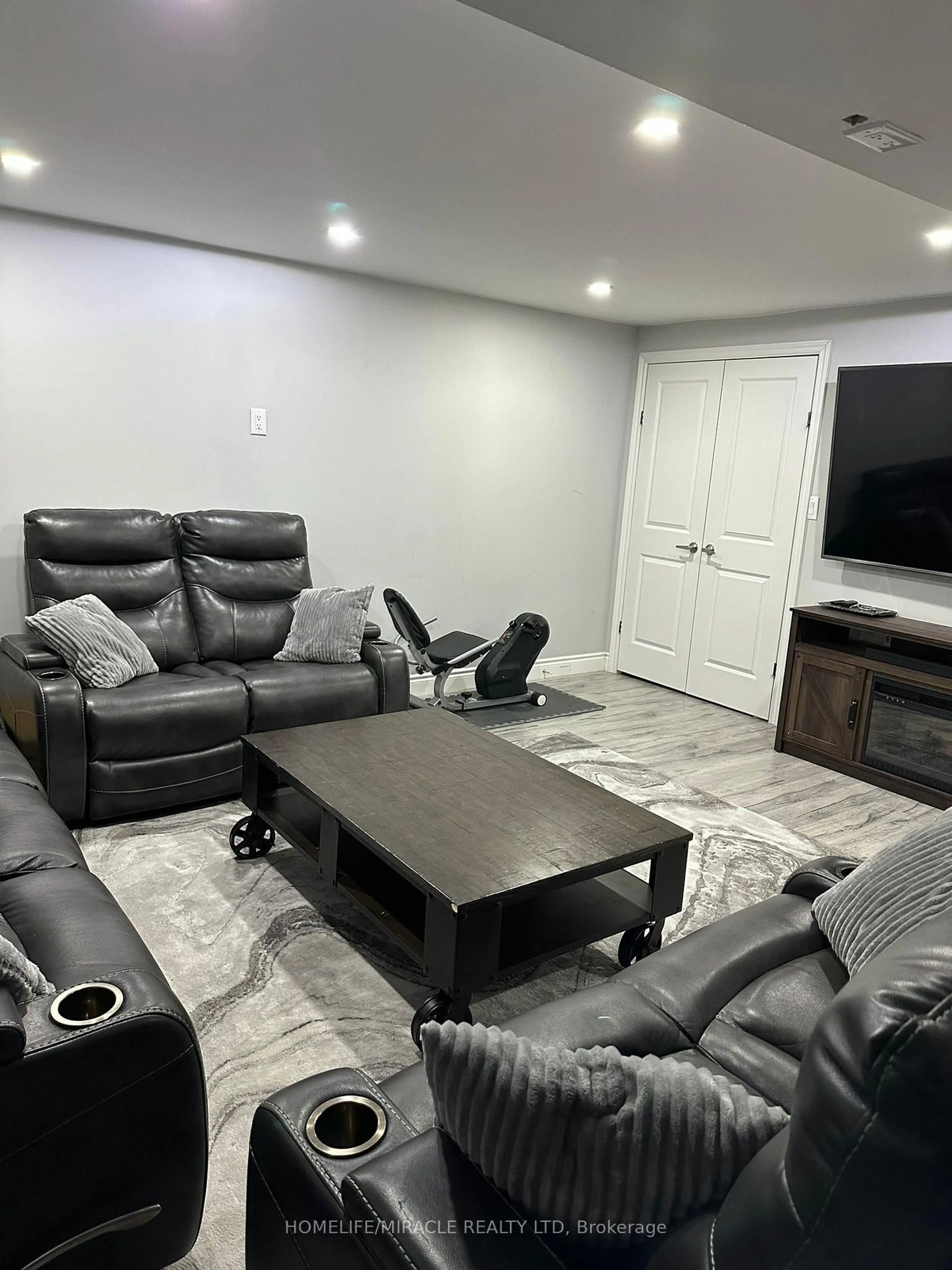 Living room with furniture, unknown for 28 Peachwood Cres, Hamilton Ontario L8E 5Z8
