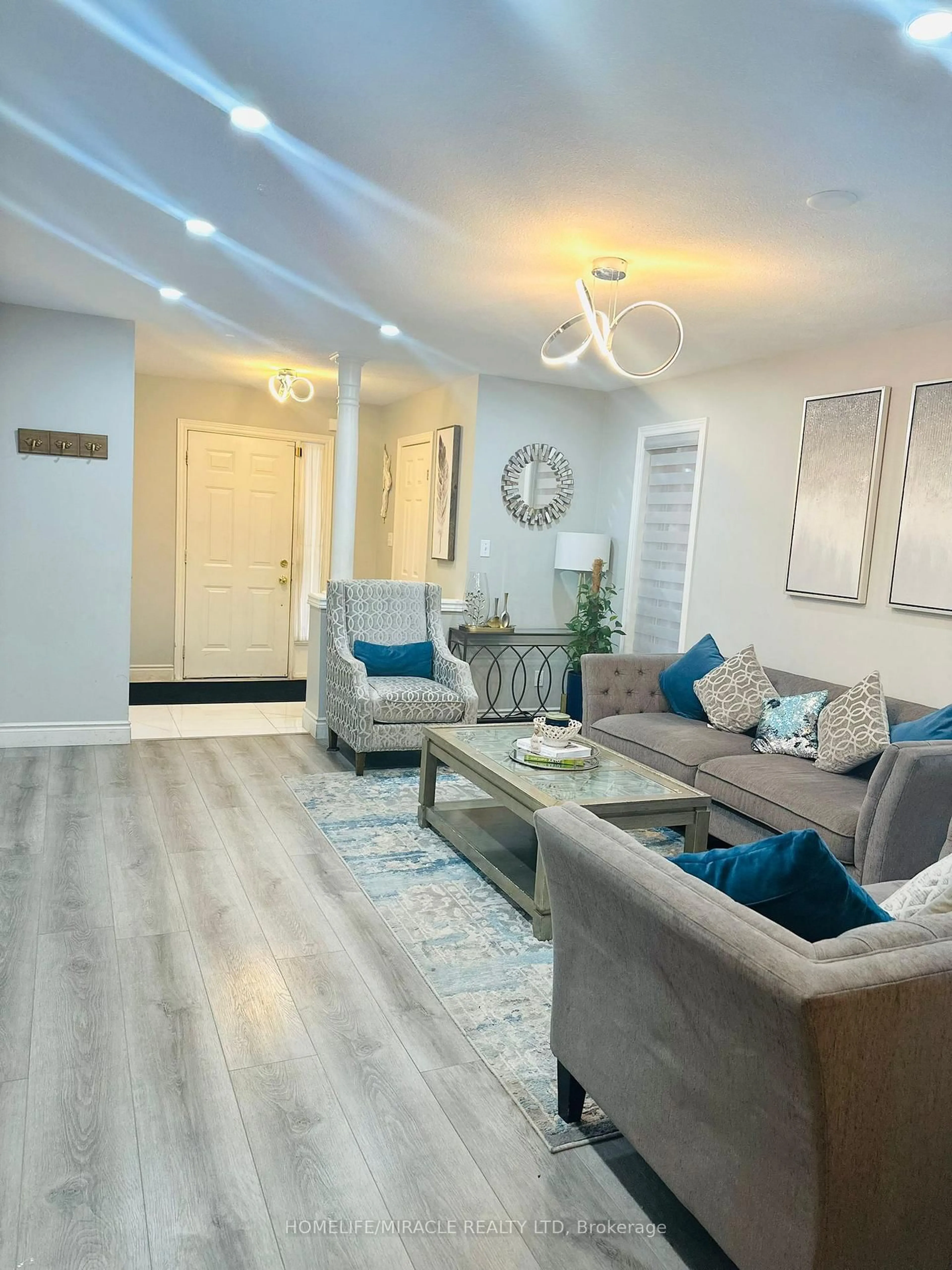 Living room with furniture, unknown for 28 Peachwood Cres, Hamilton Ontario L8E 5Z8