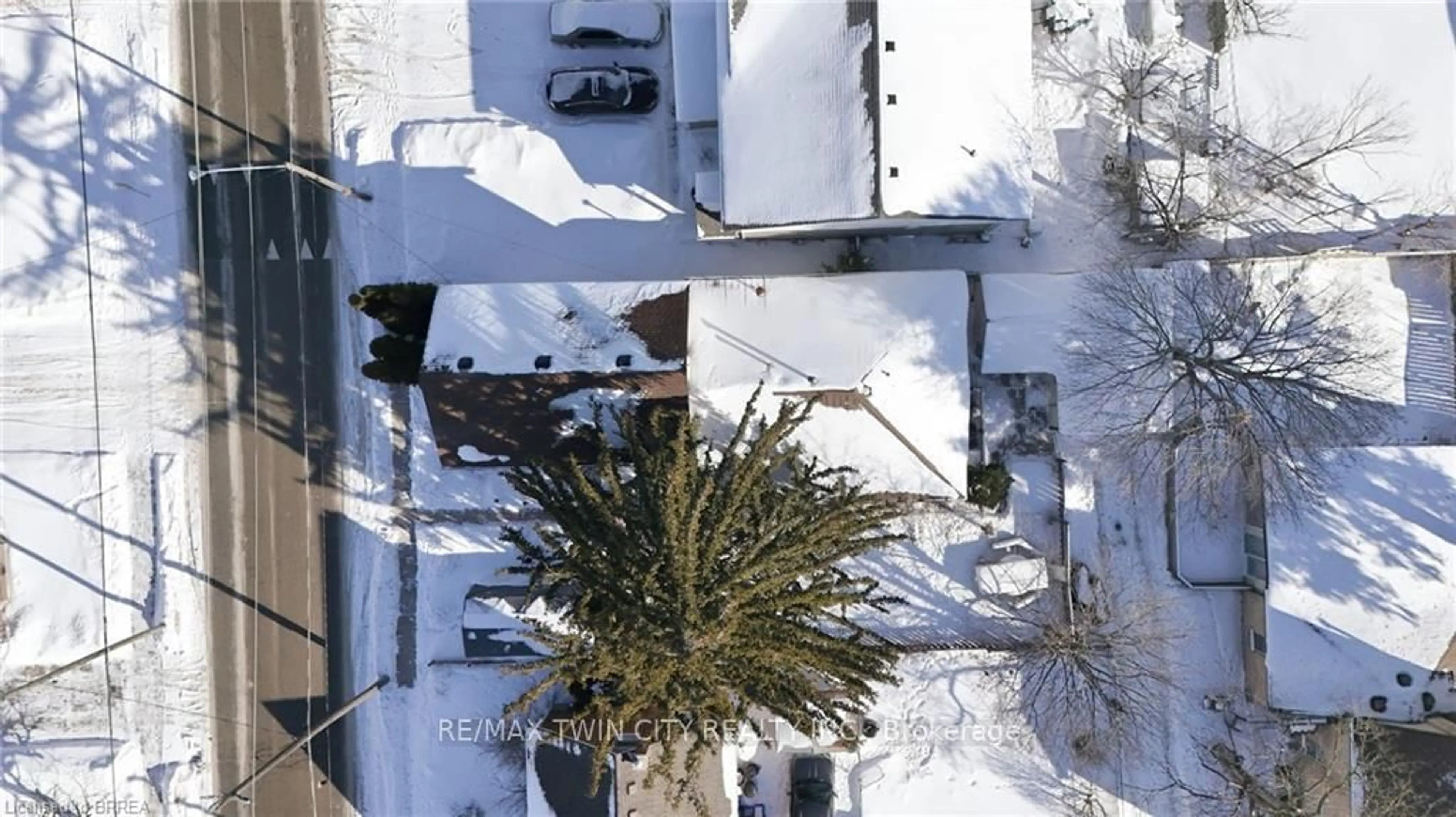 A pic from outside/outdoor area/front of a property/back of a property/a pic from drone, street for 187 Sydenham St, Brantford Ontario N3R 3Z5