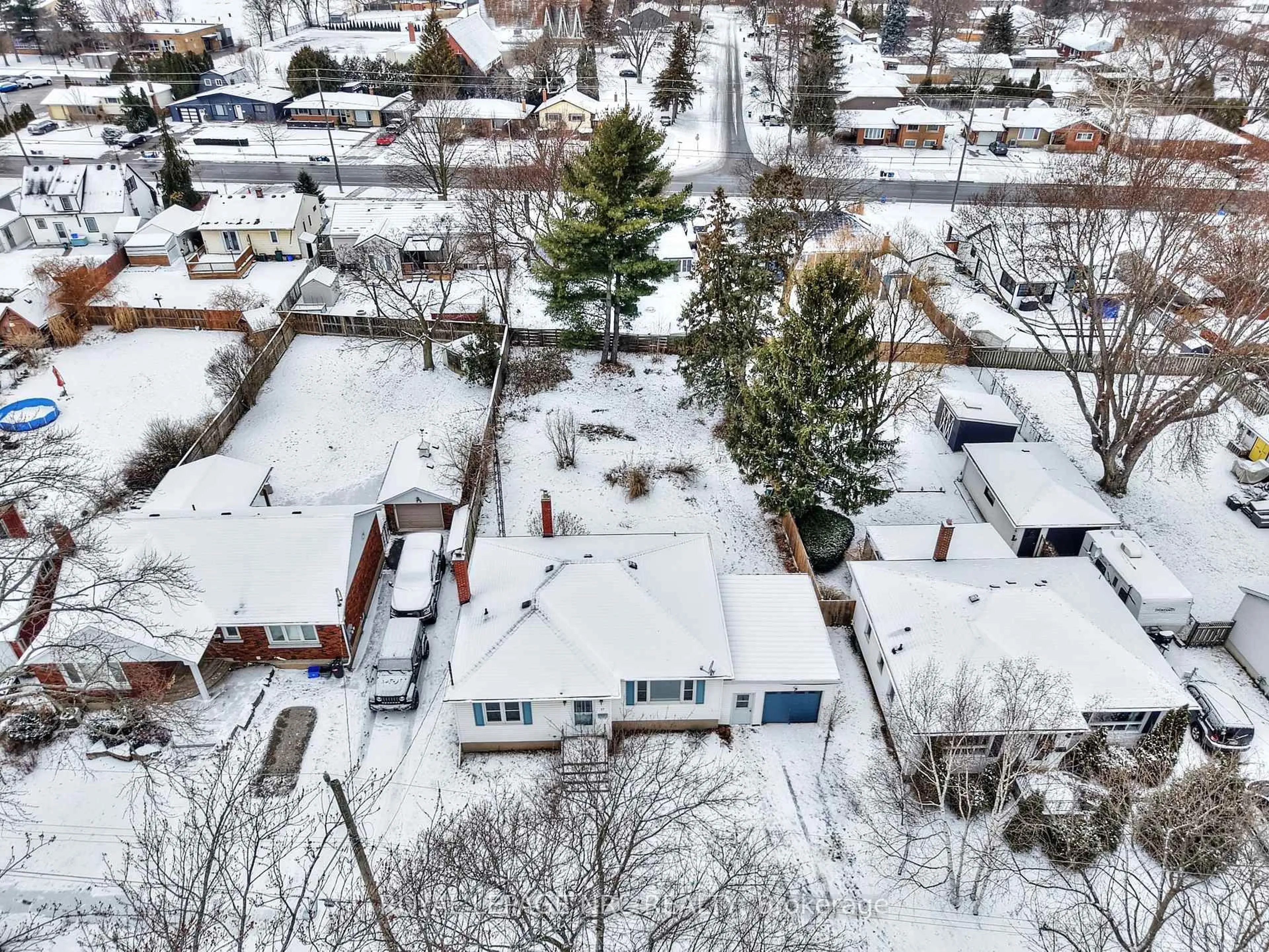 A pic from outside/outdoor area/front of a property/back of a property/a pic from drone, street for 17 Lora St, St. Catharines Ontario L2N 3S4