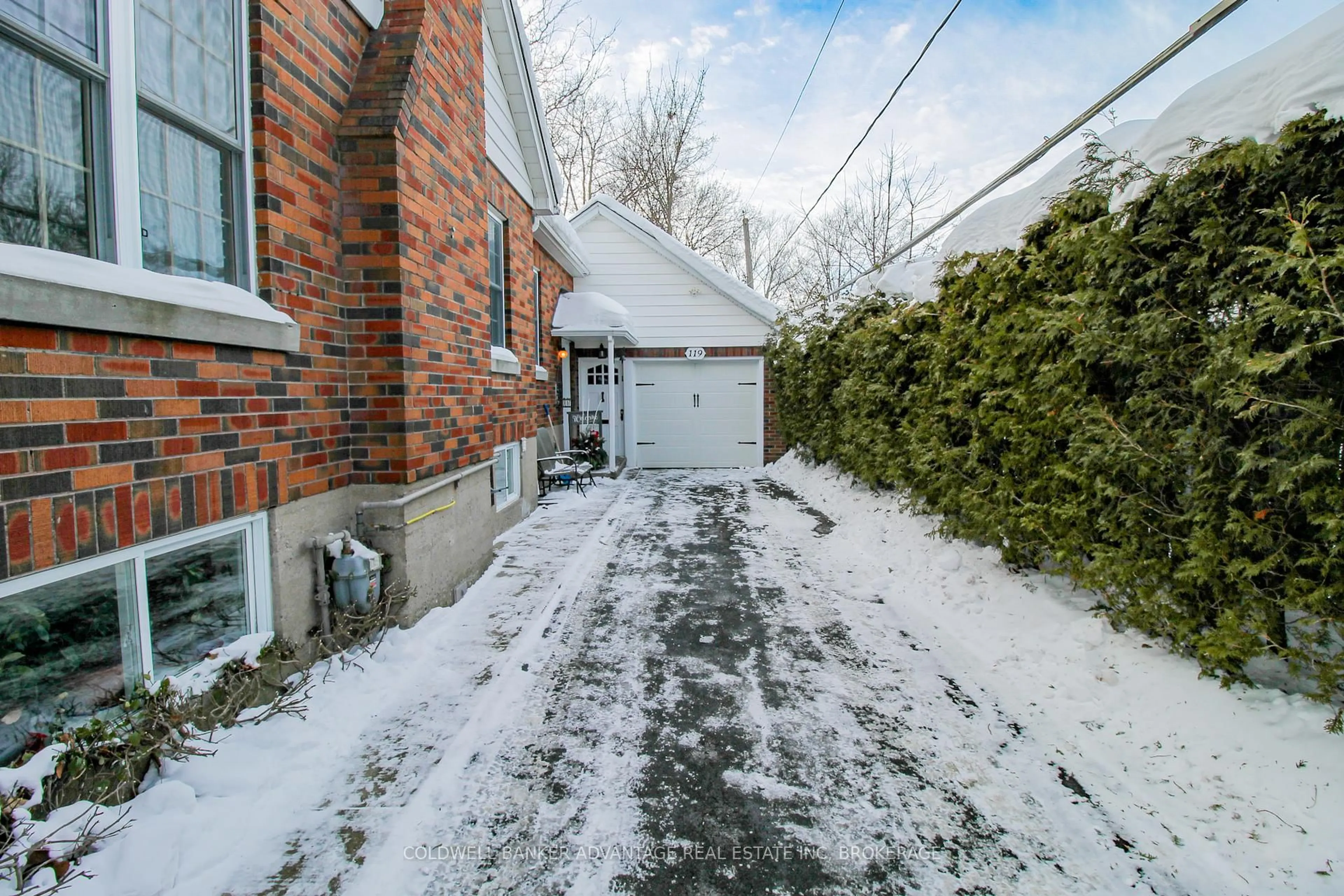 A pic from outside/outdoor area/front of a property/back of a property/a pic from drone, street for 119 Edgar St, Welland Ontario L3C 1S9