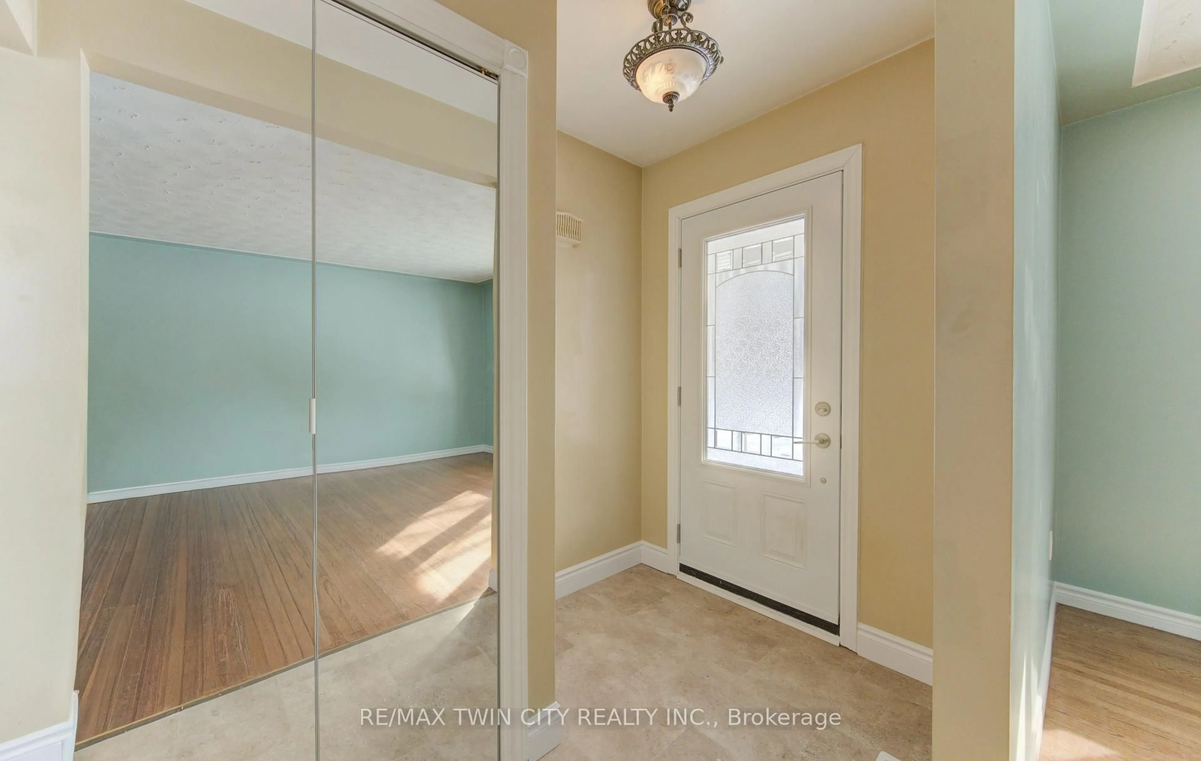 Indoor entryway for 600 Mount Anne Dr #A, Waterloo Ontario N2L 4W3