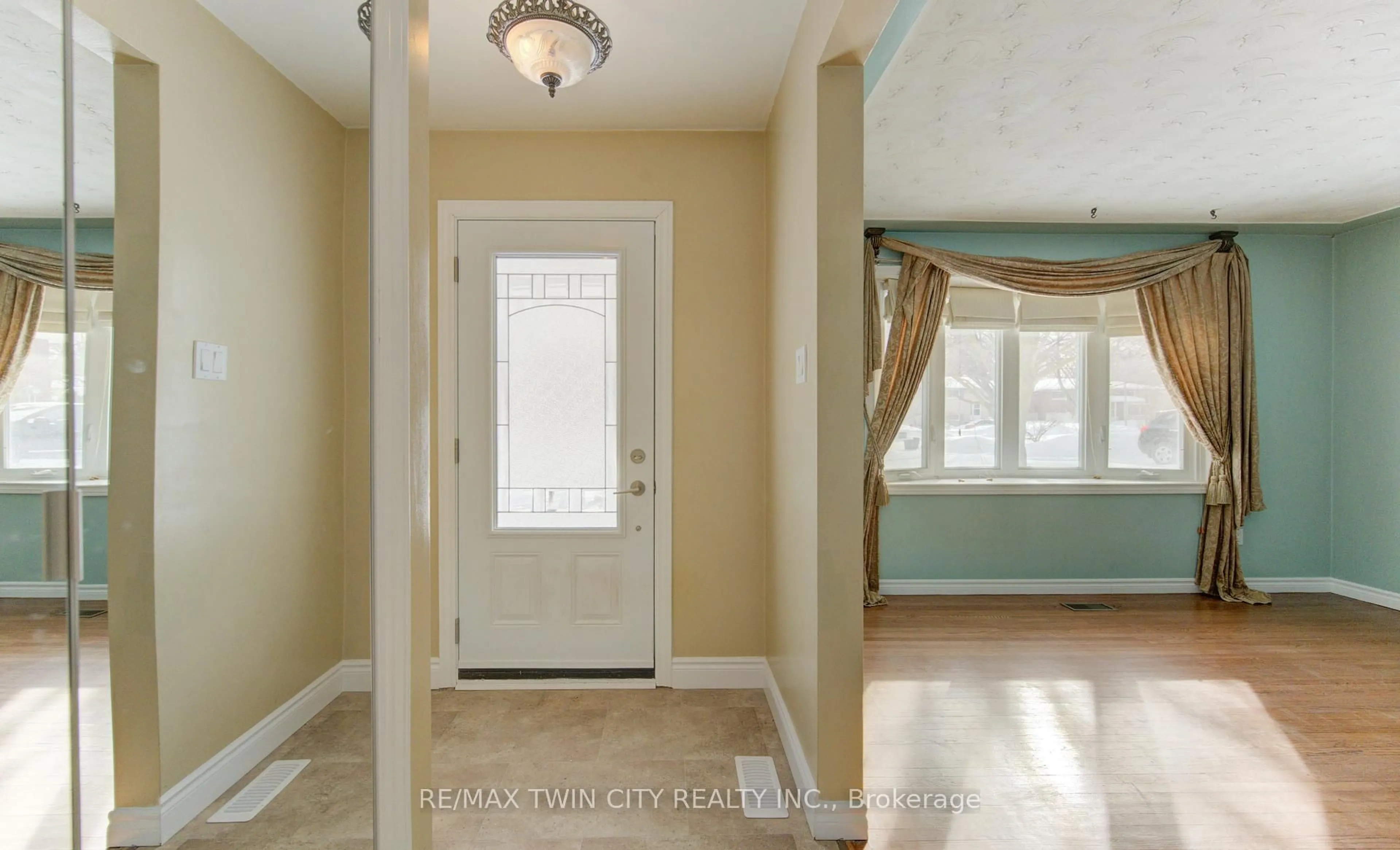 Indoor entryway for 600 Mount Anne Dr #A, Waterloo Ontario N2L 4W3