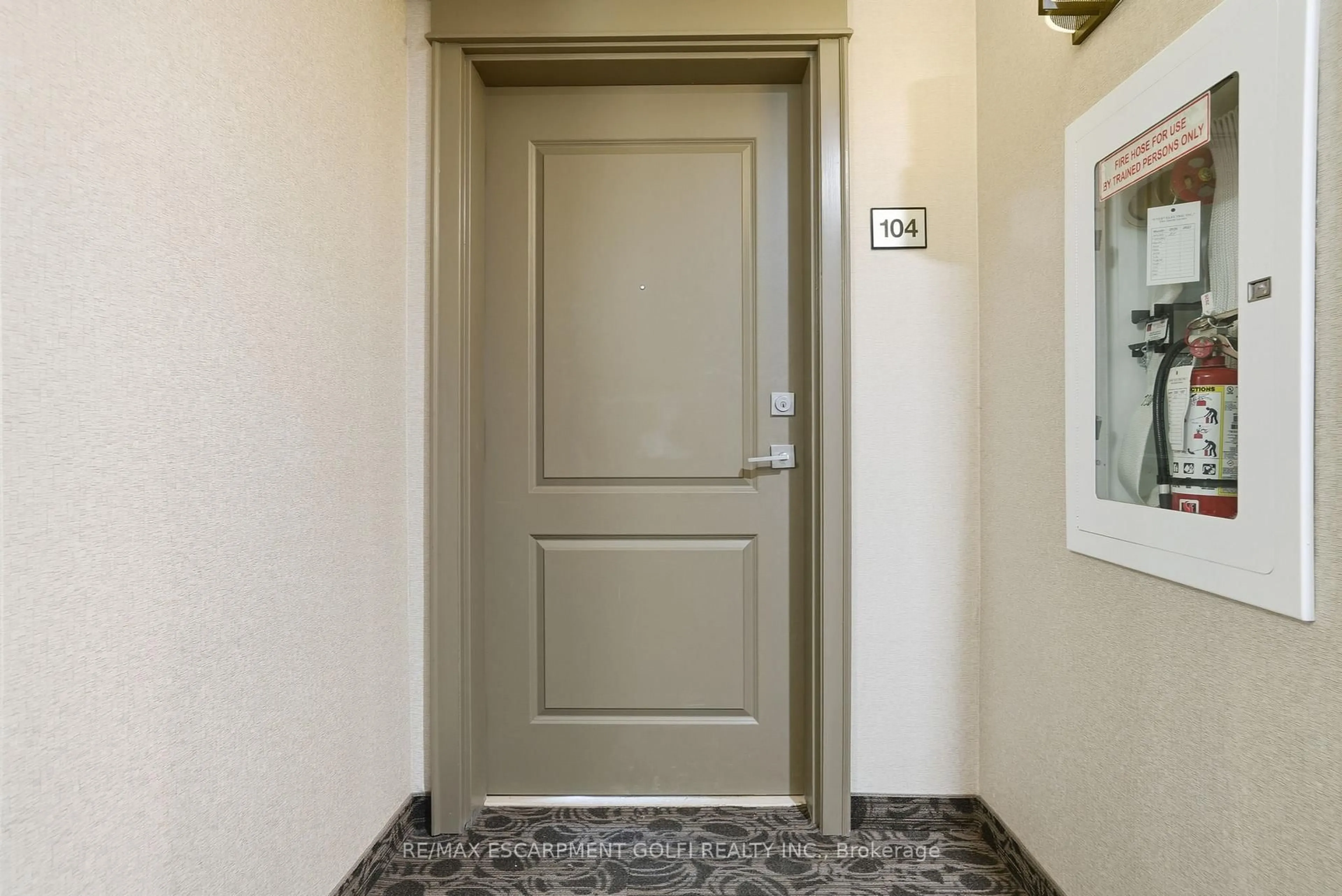 Indoor foyer for 101 Shoreview Pl #104, Hamilton Ontario L8E 0K2