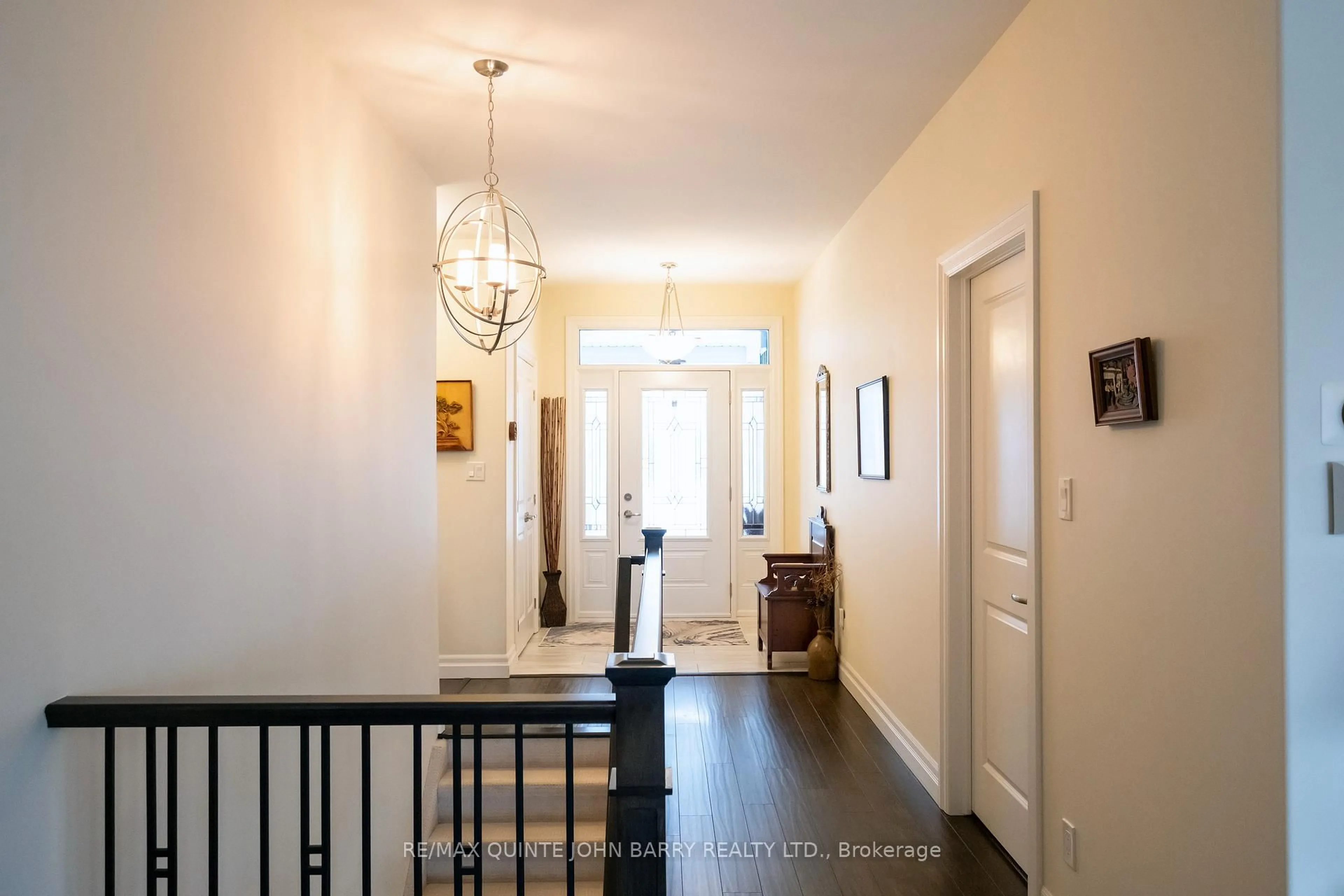 Indoor entryway for 8 Spartan Crt, Quinte West Ontario K8V 0G5