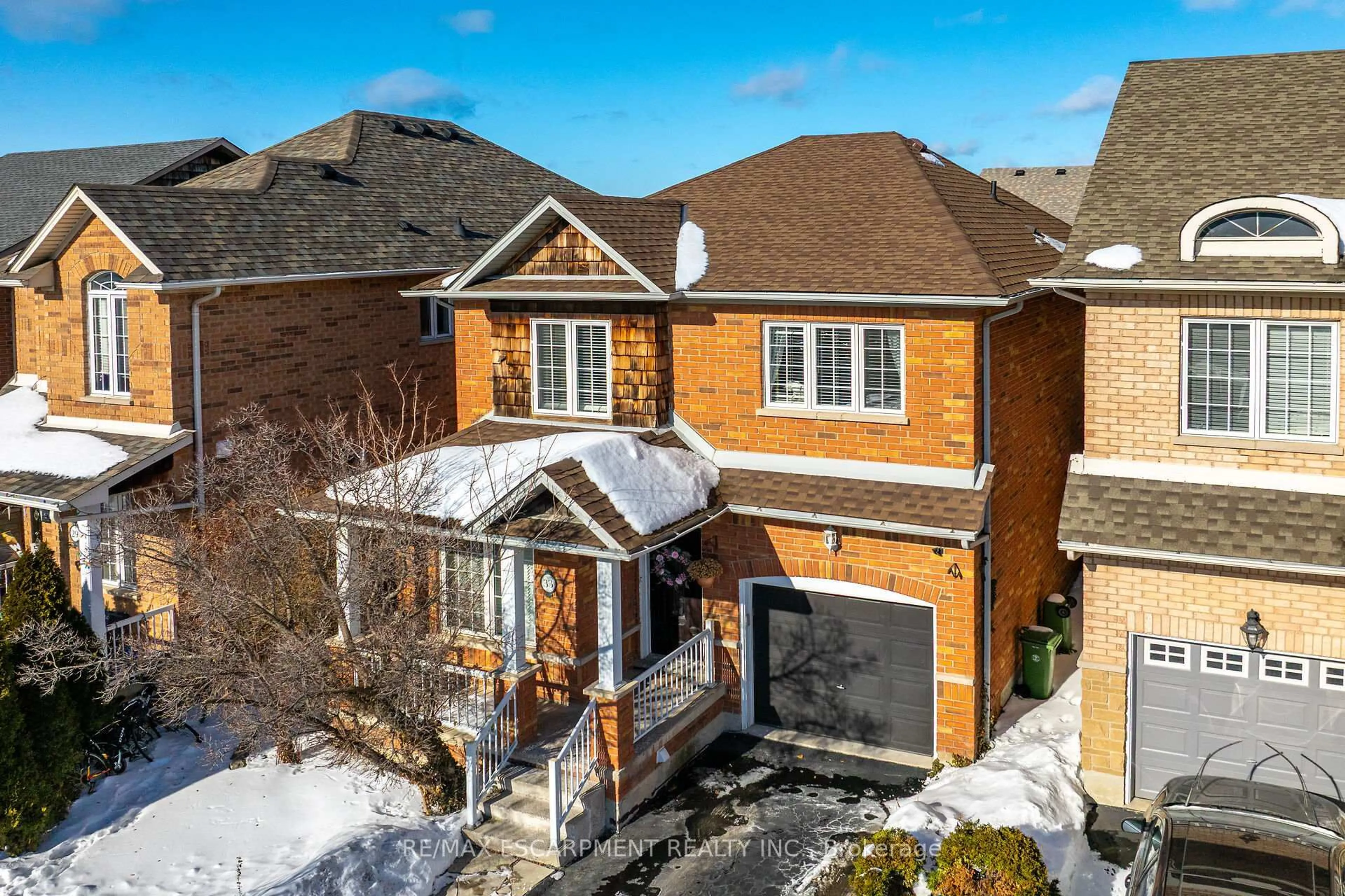 A pic from outside/outdoor area/front of a property/back of a property/a pic from drone, street for 33 Panorama Way, Hamilton Ontario L8E 6C6