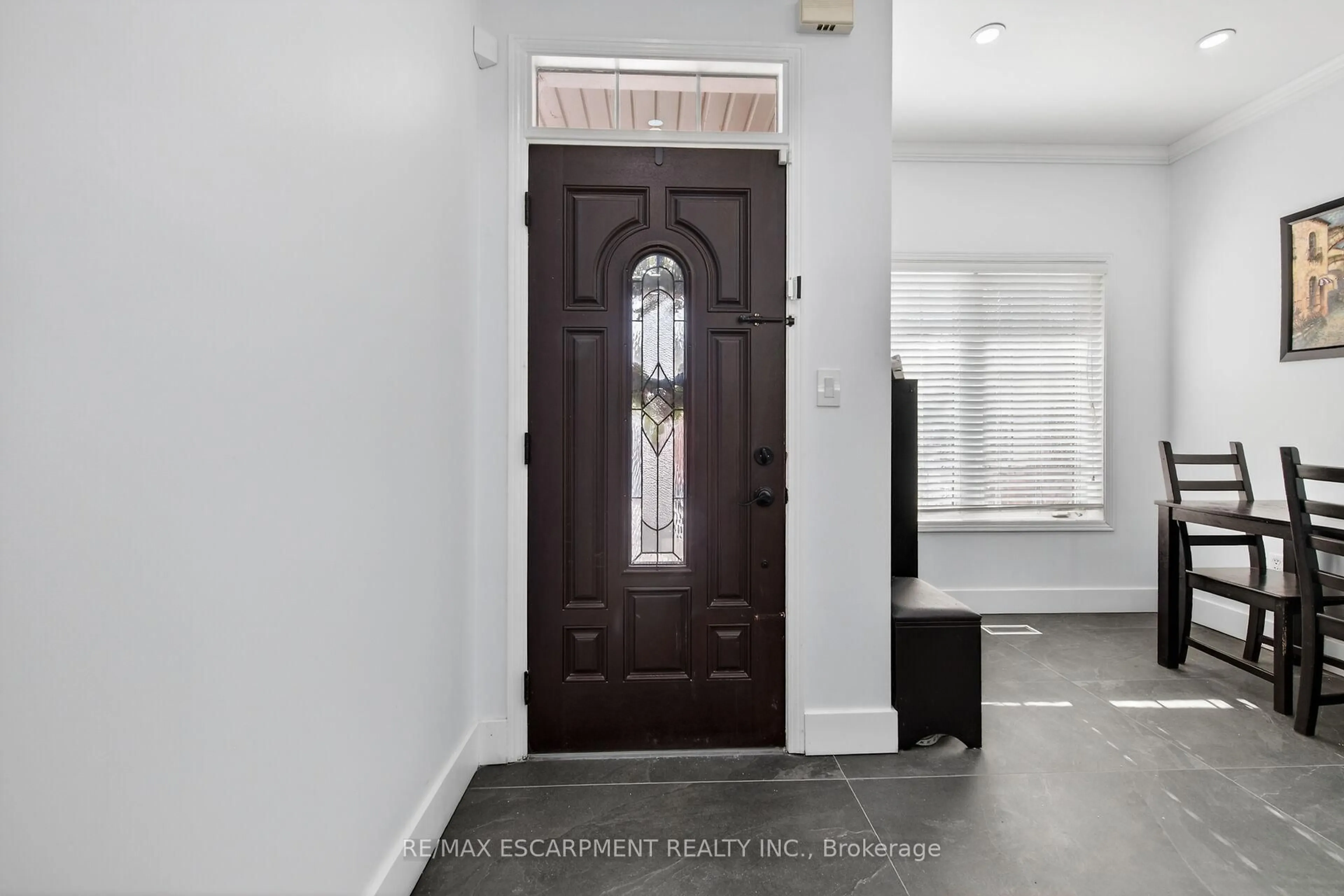 Indoor entryway for 33 Panorama Way, Hamilton Ontario L8E 6C6