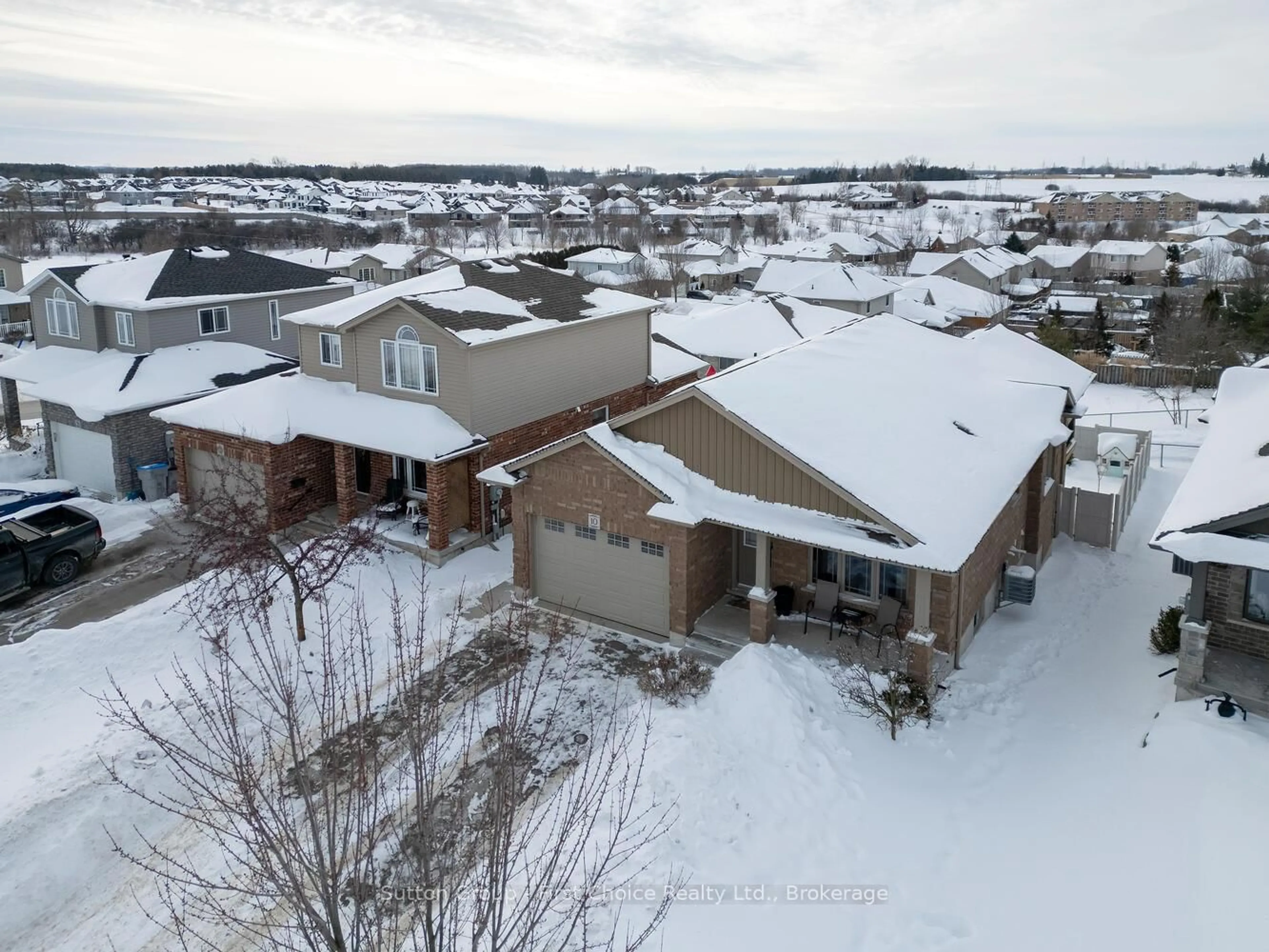 A pic from outside/outdoor area/front of a property/back of a property/a pic from drone, unknown for 10 Homefield Crt, St. Marys Ontario N4X 0A4