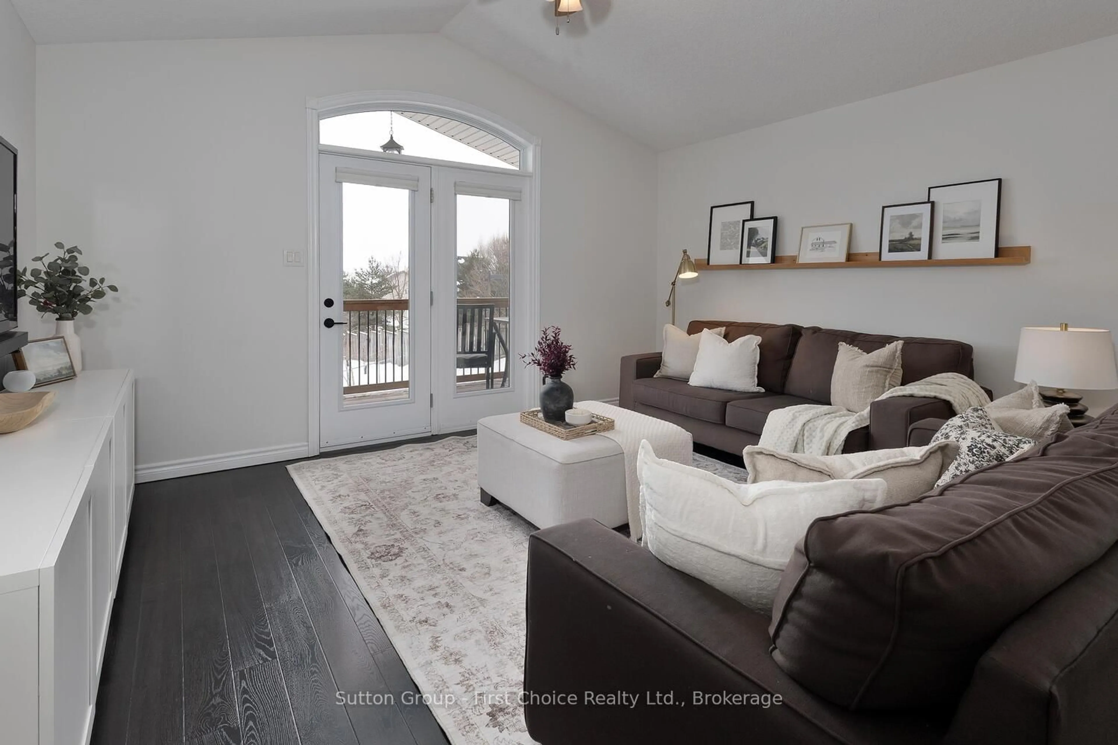 Living room with furniture, wood/laminate floor for 10 Homefield Crt, St. Marys Ontario N4X 0A4